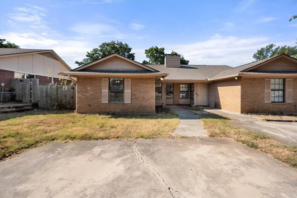 Single Family Residence For Sale in Tarrant County , 708 Woodland Court, Kennedale, Texas 76060, 2 Bedroom, 2 Bathroom, Garage spaces, 971 Sqft, built in 1984, mls#21405520, Real Estate Agent in Kennedale, Homes For Sale in Tarrant county, Homes For Sale in Kennedale, Realtor in Kennedale Texas, Real Estate Brokerage Independent Realty Texas, Luminita Cordes Realtor