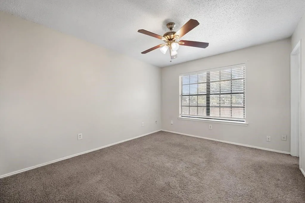 Single Family Residence For Sale in Tarrant County , 708 Woodland Court, Kennedale, Texas 76060, 2 Bedroom, 2 Bathroom, Garage spaces, 971 Sqft, built in 1984, mls#21405520, Real Estate Agent in Kennedale, Homes For Sale in Tarrant county, Homes For Sale in Kennedale, Realtor in Kennedale Texas, Real Estate Brokerage Independent Realty Texas, Luminita Cordes Realtor