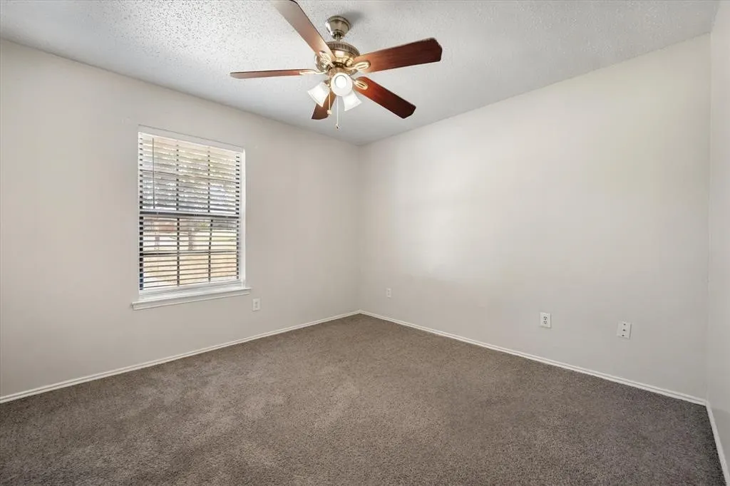 Single Family Residence For Sale in Tarrant County , 708 Woodland Court, Kennedale, Texas 76060, 2 Bedroom, 2 Bathroom, Garage spaces, 971 Sqft, built in 1984, mls#21405520, Real Estate Agent in Kennedale, Homes For Sale in Tarrant county, Homes For Sale in Kennedale, Realtor in Kennedale Texas, Real Estate Brokerage Independent Realty Texas, Luminita Cordes Realtor