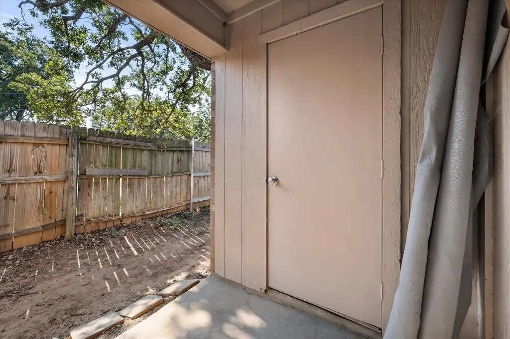 Single Family Residence For Sale in Tarrant County , 708 Woodland Court, Kennedale, Texas 76060, 2 Bedroom, 2 Bathroom, Garage spaces, 971 Sqft, built in 1984, mls#21405520, Real Estate Agent in Kennedale, Homes For Sale in Tarrant county, Homes For Sale in Kennedale, Realtor in Kennedale Texas, Real Estate Brokerage Independent Realty Texas, Luminita Cordes Realtor