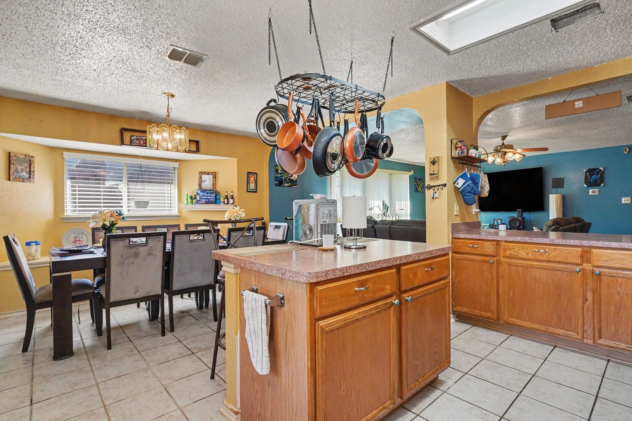 Single Family Residence For Sale in Tarrant County , 3136 Pine Valley Drive, Grand Prairie, Texas 75052, 3 Bedroom, 2 Bathroom, 2 Garage spaces, 1,592 Sqft, built in 1998, mls#21403689, Real Estate Agent in Grand Prairie, Homes For Sale in Tarrant county, Homes For Sale in Grand Prairie, Realtor in Grand Prairie Texas, Real Estate Brokerage Independent Realty Texas, Luminita Cordes Realtor