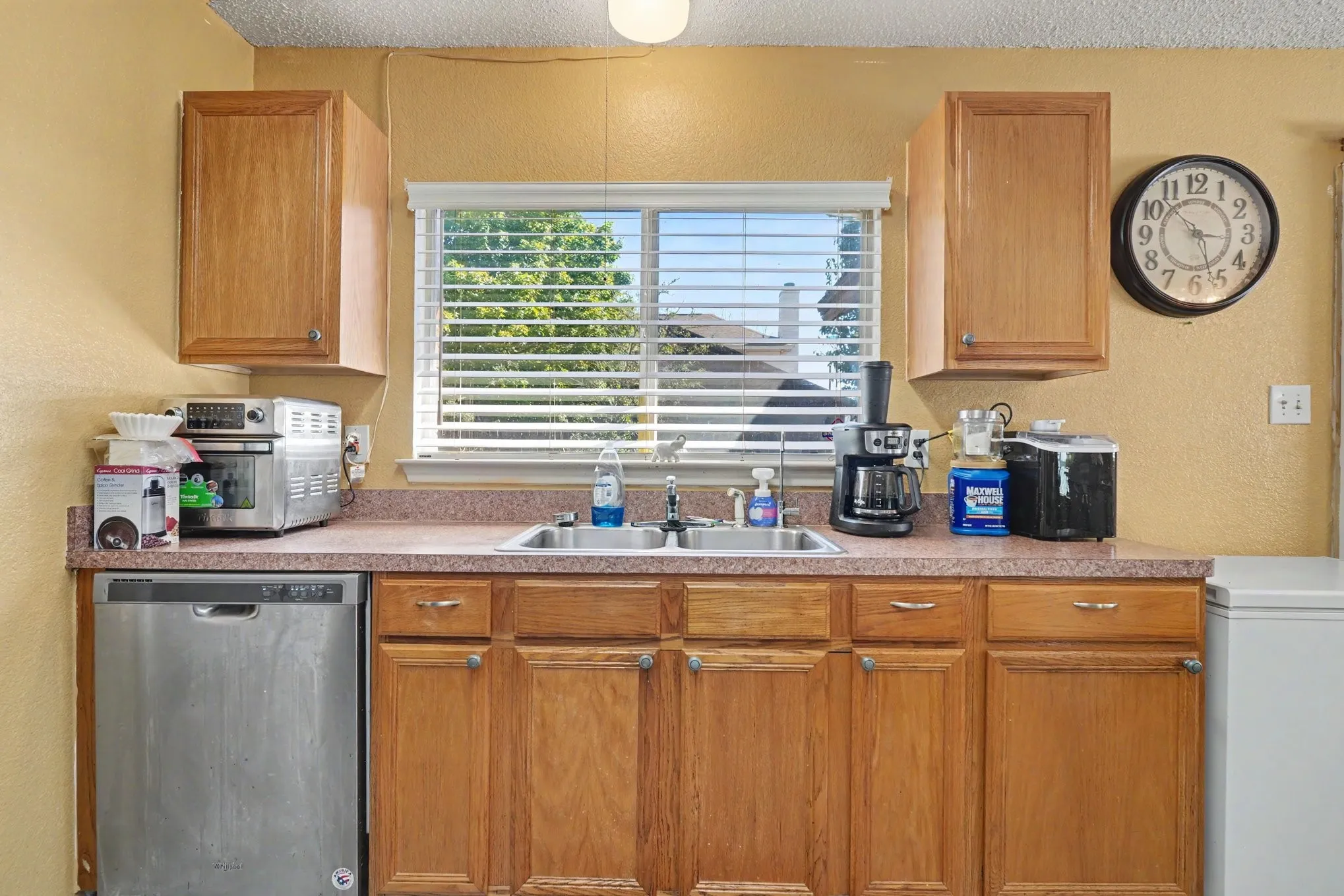 Single Family Residence For Sale in Tarrant County , 3136 Pine Valley Drive, Grand Prairie, Texas 75052, 3 Bedroom, 2 Bathroom, 2 Garage spaces, 1,592 Sqft, built in 1998, mls#21403689, Real Estate Agent in Grand Prairie, Homes For Sale in Tarrant county, Homes For Sale in Grand Prairie, Realtor in Grand Prairie Texas, Real Estate Brokerage Independent Realty Texas, Luminita Cordes Realtor