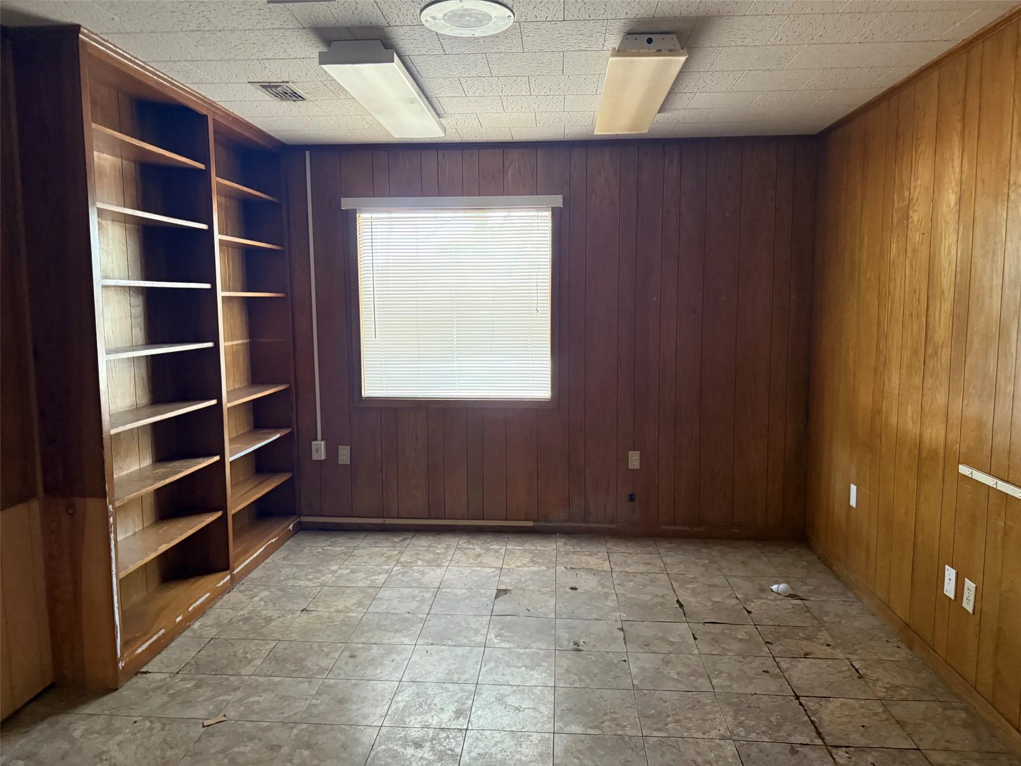 Single Family Residence For Sale in Bosque County , 401 5th Street, Valley Mills, Texas 76689, 3 Bedroom, 2 Bathroom, Garage spaces, 1,945 Sqft, built in 1975, mls#21405305, Real Estate Agent in Valley Mills, Homes For Sale in Bosque county, Homes For Sale in Valley Mills, Realtor in Valley Mills Texas, Real Estate Brokerage Independent Realty Texas, Luminita Cordes Realtor