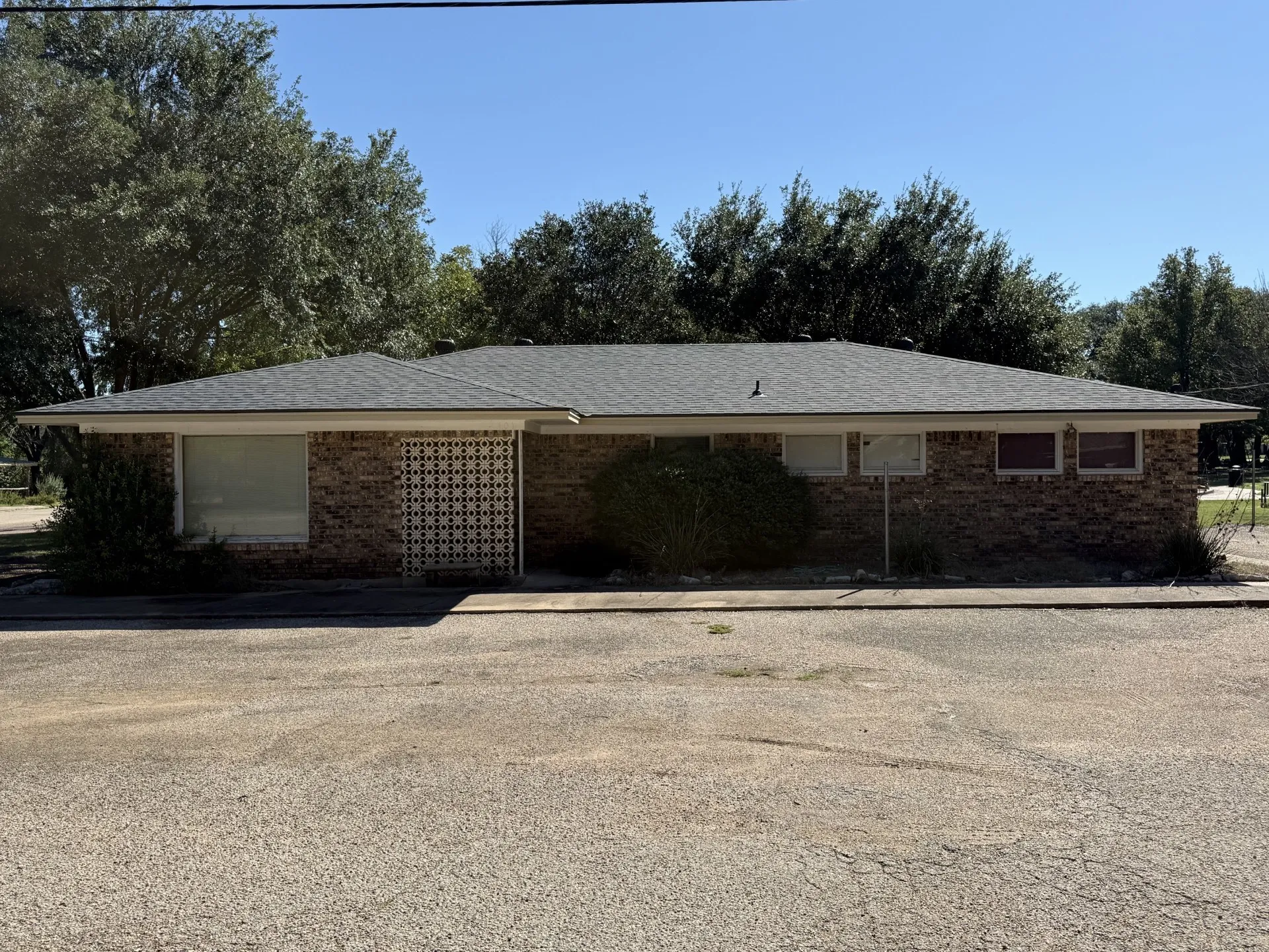 Single Family Residence For Sale in Bosque County , 401 5th Street, Valley Mills, Texas 76689, 3 Bedroom, 2 Bathroom, Garage spaces, 1,945 Sqft, built in 1975, mls#21405305, Real Estate Agent in Valley Mills, Homes For Sale in Bosque county, Homes For Sale in Valley Mills, Realtor in Valley Mills Texas, Real Estate Brokerage Independent Realty Texas, Luminita Cordes Realtor
