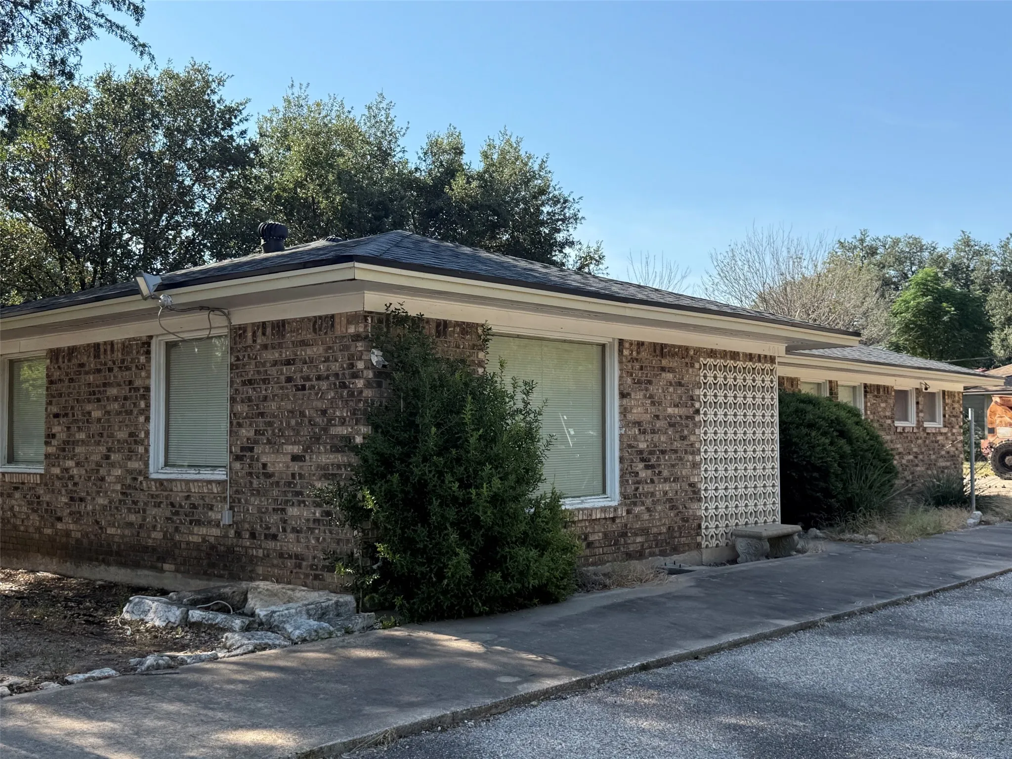 Single Family Residence For Sale in Bosque County , 401 5th Street, Valley Mills, Texas 76689, 3 Bedroom, 2 Bathroom, Garage spaces, 1,945 Sqft, built in 1975, mls#21405305, Real Estate Agent in Valley Mills, Homes For Sale in Bosque county, Homes For Sale in Valley Mills, Realtor in Valley Mills Texas, Real Estate Brokerage Independent Realty Texas, Luminita Cordes Realtor