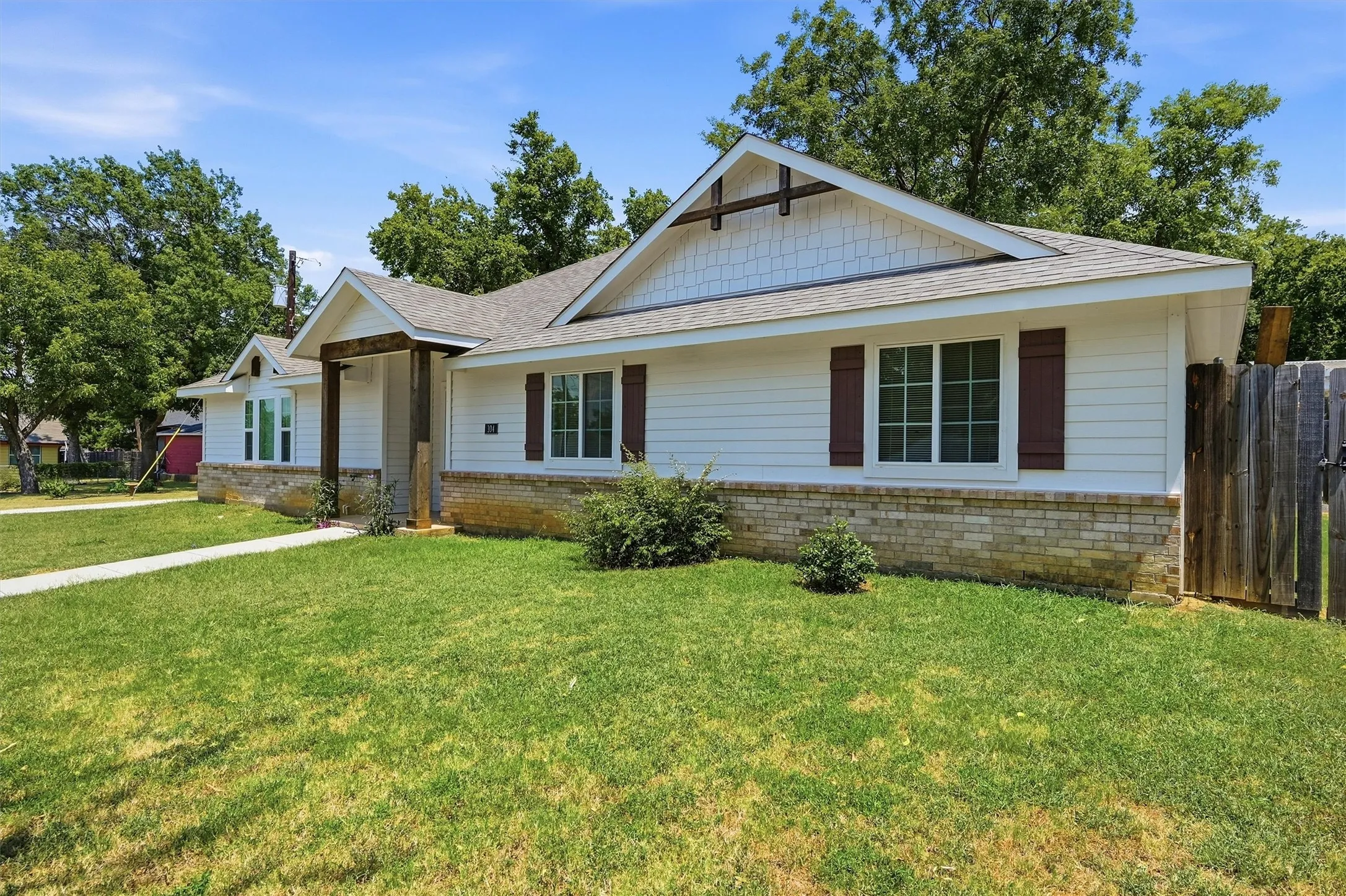 Single Family Residence For Rent in Grayson County , 104 S Jordan Street, Whitesboro, Texas 76273, 3 Bedroom, 2 Bathroom, 2 Garage spaces, 1,545 Sqft, built in 2021, mls#21405531, Real Estate Agent in Whitesboro, Homes For Rent in Grayson county, Homes For Rent in Whitesboro, Realtor in Whitesboro Texas, Real Estate Brokerage Independent Realty Texas, Luminita Cordes Realtor