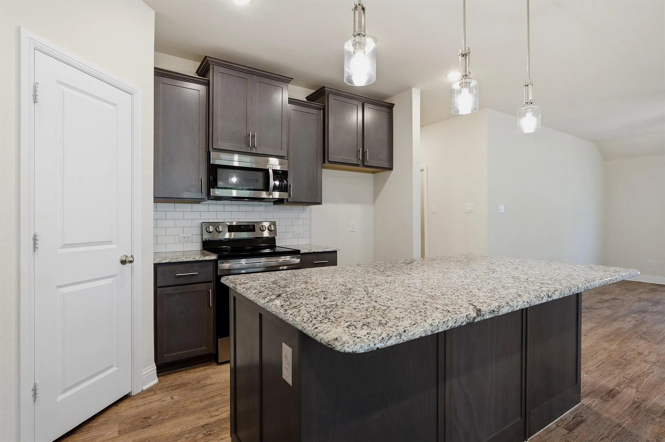Single Family Residence For Rent in Grayson County , 104 S Jordan Street, Whitesboro, Texas 76273, 3 Bedroom, 2 Bathroom, 2 Garage spaces, 1,545 Sqft, built in 2021, mls#21405531, Real Estate Agent in Whitesboro, Homes For Rent in Grayson county, Homes For Rent in Whitesboro, Realtor in Whitesboro Texas, Real Estate Brokerage Independent Realty Texas, Luminita Cordes Realtor