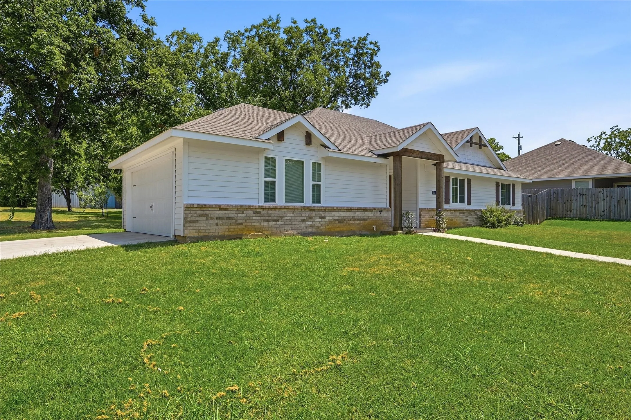 Single Family Residence For Rent in Grayson County , 104 S Jordan Street, Whitesboro, Texas 76273, 3 Bedroom, 2 Bathroom, 2 Garage spaces, 1,545 Sqft, built in 2021, mls#21405531, Real Estate Agent in Whitesboro, Homes For Rent in Grayson county, Homes For Rent in Whitesboro, Realtor in Whitesboro Texas, Real Estate Brokerage Independent Realty Texas, Luminita Cordes Realtor