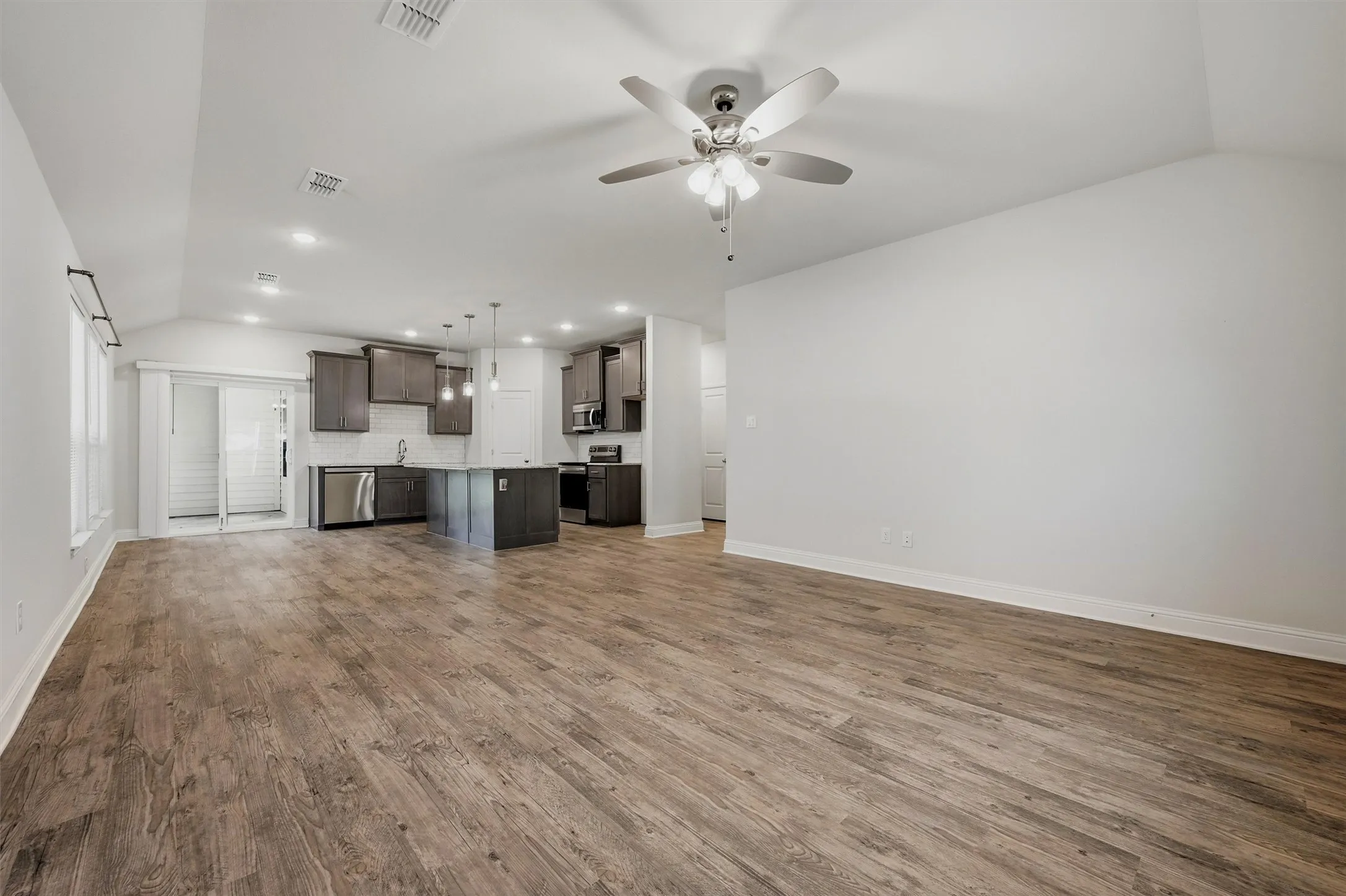 Single Family Residence For Rent in Grayson County , 104 S Jordan Street, Whitesboro, Texas 76273, 3 Bedroom, 2 Bathroom, 2 Garage spaces, 1,545 Sqft, built in 2021, mls#21405531, Real Estate Agent in Whitesboro, Homes For Rent in Grayson county, Homes For Rent in Whitesboro, Realtor in Whitesboro Texas, Real Estate Brokerage Independent Realty Texas, Luminita Cordes Realtor
