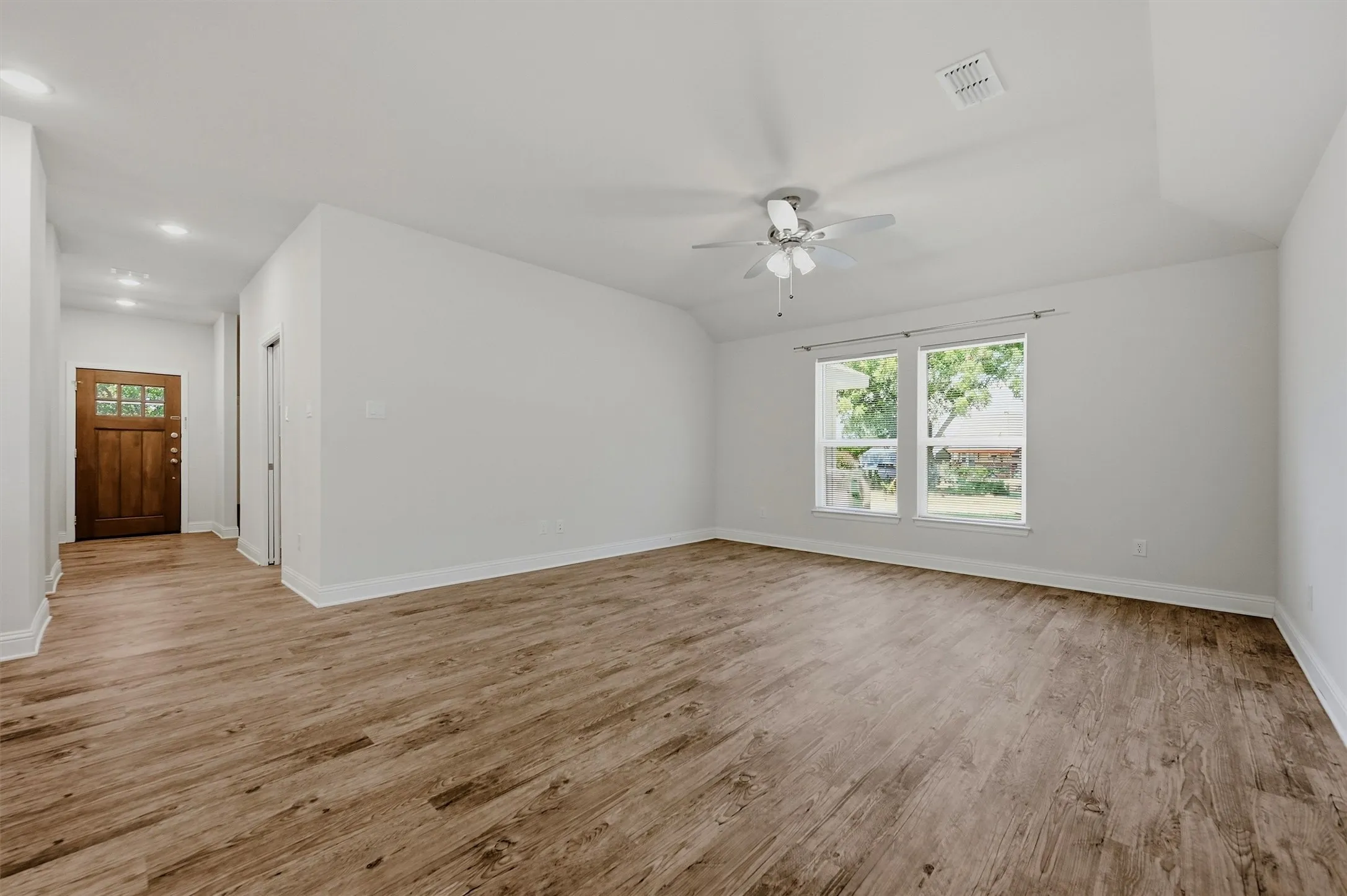 Single Family Residence For Rent in Grayson County , 104 S Jordan Street, Whitesboro, Texas 76273, 3 Bedroom, 2 Bathroom, 2 Garage spaces, 1,545 Sqft, built in 2021, mls#21405531, Real Estate Agent in Whitesboro, Homes For Rent in Grayson county, Homes For Rent in Whitesboro, Realtor in Whitesboro Texas, Real Estate Brokerage Independent Realty Texas, Luminita Cordes Realtor