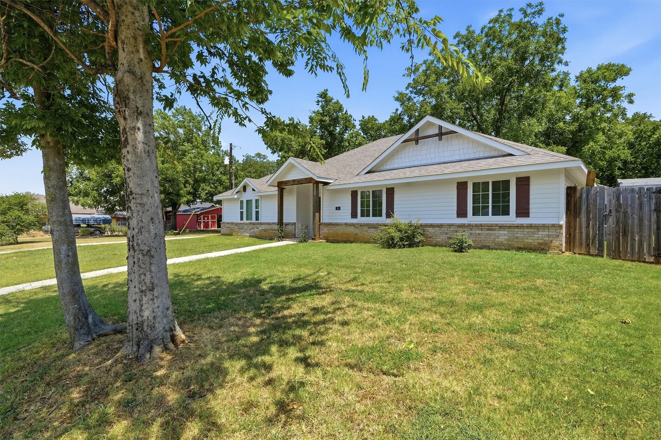 Single Family Residence For Rent in Grayson County , 104 S Jordan Street, Whitesboro, Texas 76273, 3 Bedroom, 2 Bathroom, 2 Garage spaces, 1,545 Sqft, built in 2021, mls#21405531, Real Estate Agent in Whitesboro, Homes For Rent in Grayson county, Homes For Rent in Whitesboro, Realtor in Whitesboro Texas, Real Estate Brokerage Independent Realty Texas, Luminita Cordes Realtor