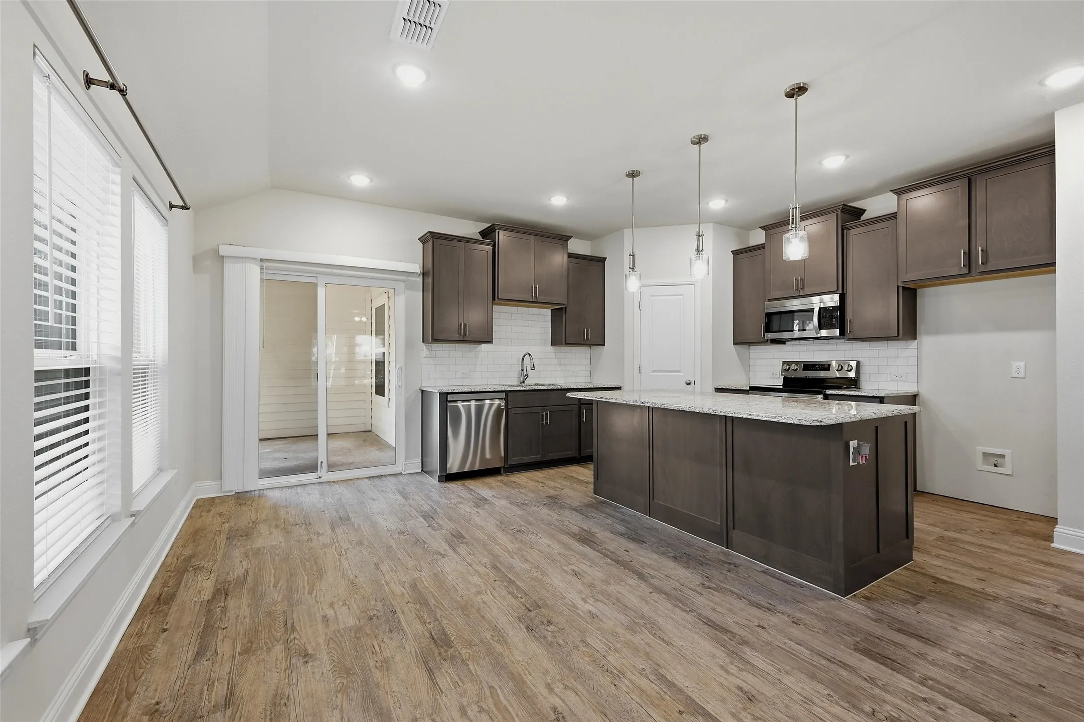 Single Family Residence For Rent in Grayson County , 104 S Jordan Street, Whitesboro, Texas 76273, 3 Bedroom, 2 Bathroom, 2 Garage spaces, 1,545 Sqft, built in 2021, mls#21405531, Real Estate Agent in Whitesboro, Homes For Rent in Grayson county, Homes For Rent in Whitesboro, Realtor in Whitesboro Texas, Real Estate Brokerage Independent Realty Texas, Luminita Cordes Realtor