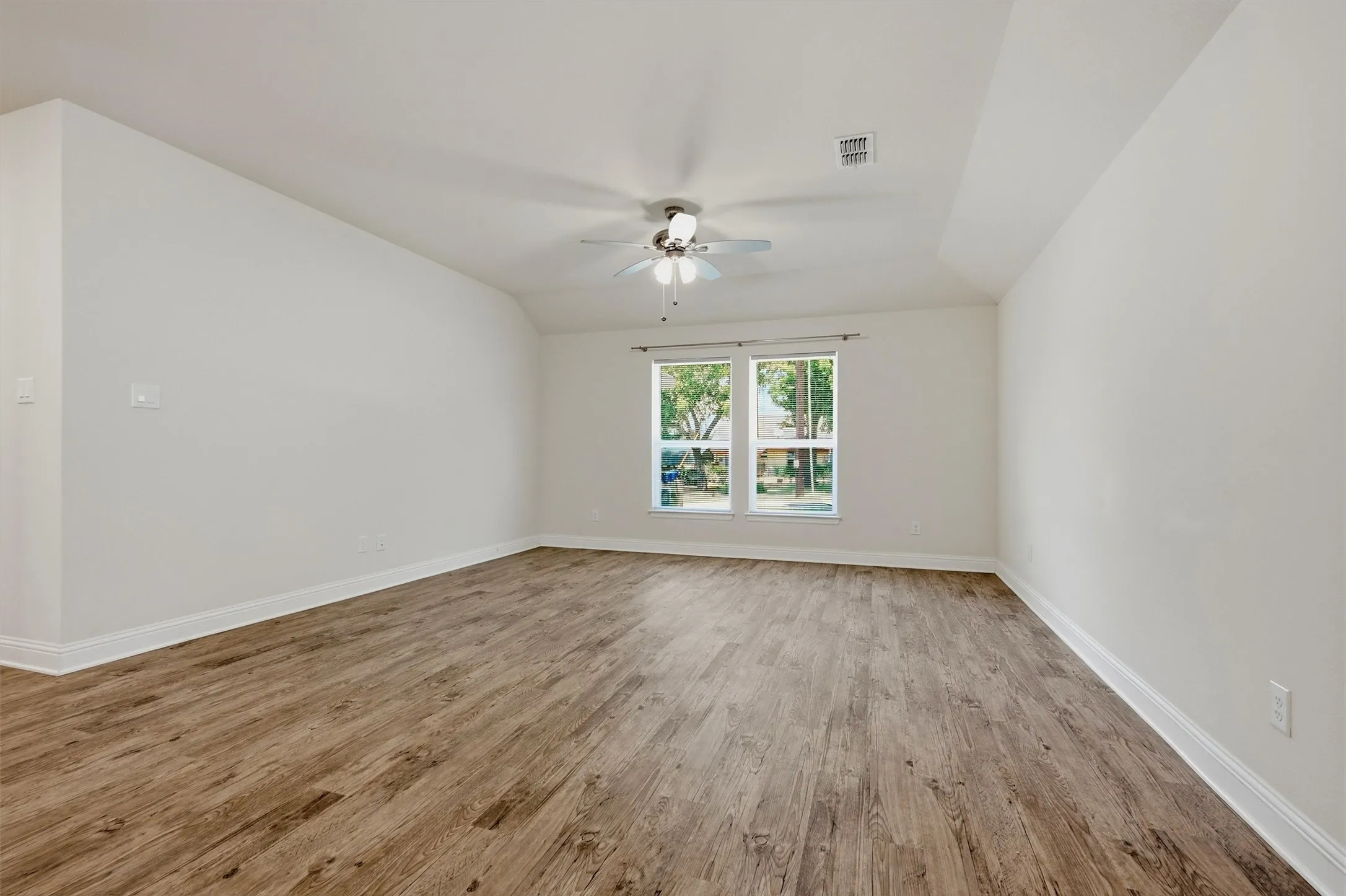 Single Family Residence For Rent in Grayson County , 104 S Jordan Street, Whitesboro, Texas 76273, 3 Bedroom, 2 Bathroom, 2 Garage spaces, 1,545 Sqft, built in 2021, mls#21405531, Real Estate Agent in Whitesboro, Homes For Rent in Grayson county, Homes For Rent in Whitesboro, Realtor in Whitesboro Texas, Real Estate Brokerage Independent Realty Texas, Luminita Cordes Realtor