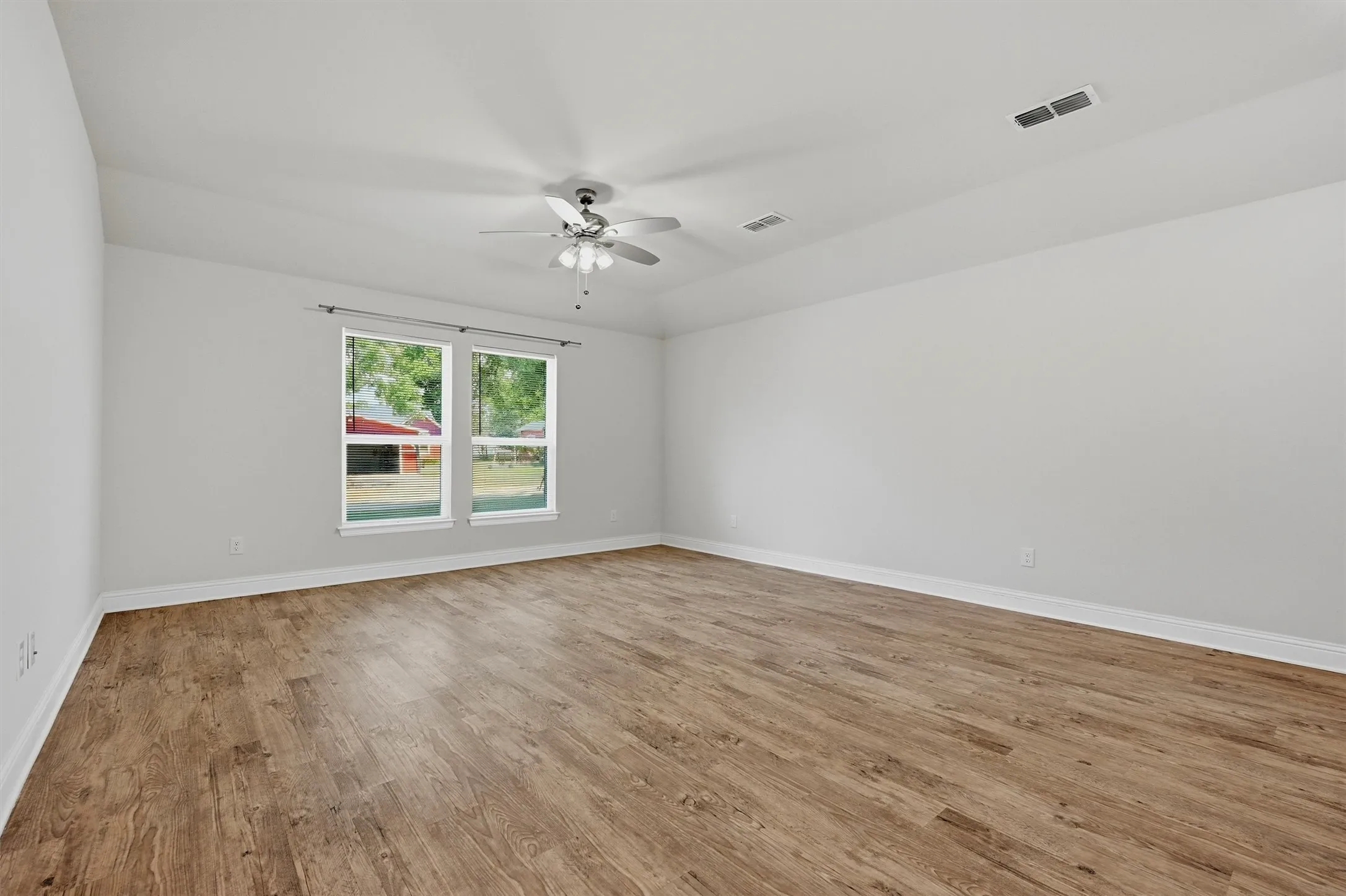 Single Family Residence For Rent in Grayson County , 104 S Jordan Street, Whitesboro, Texas 76273, 3 Bedroom, 2 Bathroom, 2 Garage spaces, 1,545 Sqft, built in 2021, mls#21405531, Real Estate Agent in Whitesboro, Homes For Rent in Grayson county, Homes For Rent in Whitesboro, Realtor in Whitesboro Texas, Real Estate Brokerage Independent Realty Texas, Luminita Cordes Realtor