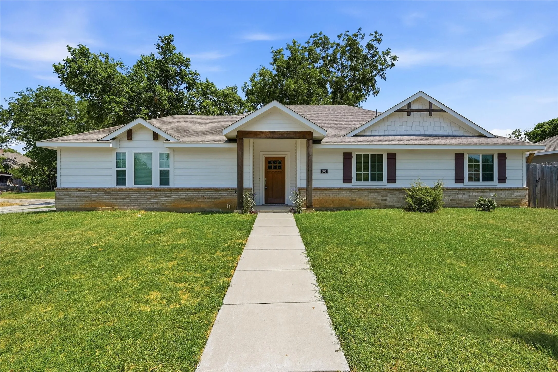 Single Family Residence For Rent in Grayson County , 104 S Jordan Street, Whitesboro, Texas 76273, 3 Bedroom, 2 Bathroom, 2 Garage spaces, 1,545 Sqft, built in 2021, mls#21405531, Real Estate Agent in Whitesboro, Homes For Rent in Grayson county, Homes For Rent in Whitesboro, Realtor in Whitesboro Texas, Real Estate Brokerage Independent Realty Texas, Luminita Cordes Realtor
