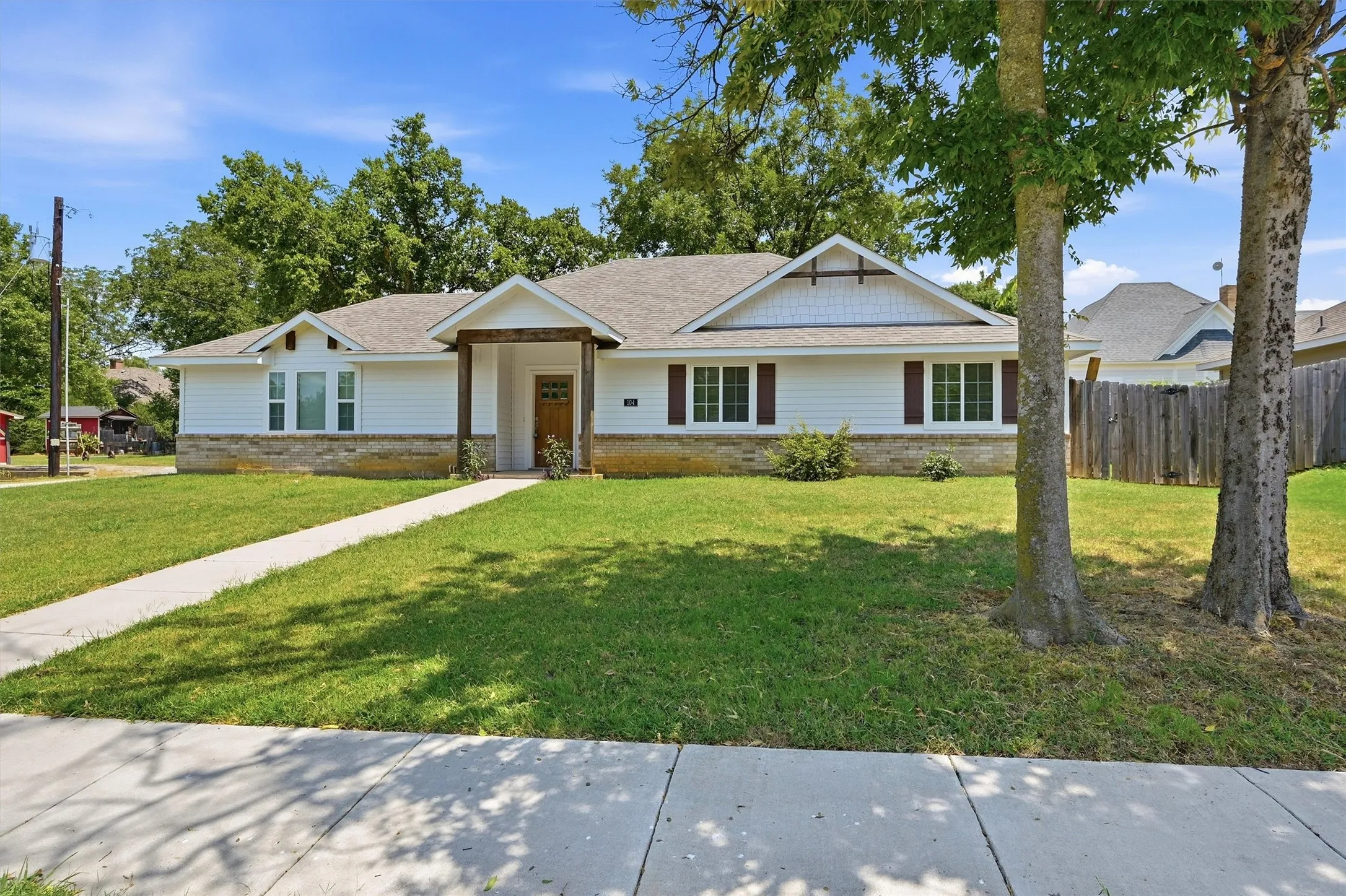 Single Family Residence For Rent in Grayson County , 104 S Jordan Street, Whitesboro, Texas 76273, 3 Bedroom, 2 Bathroom, 2 Garage spaces, 1,545 Sqft, built in 2021, mls#21405531, Real Estate Agent in Whitesboro, Homes For Rent in Grayson county, Homes For Rent in Whitesboro, Realtor in Whitesboro Texas, Real Estate Brokerage Independent Realty Texas, Luminita Cordes Realtor
