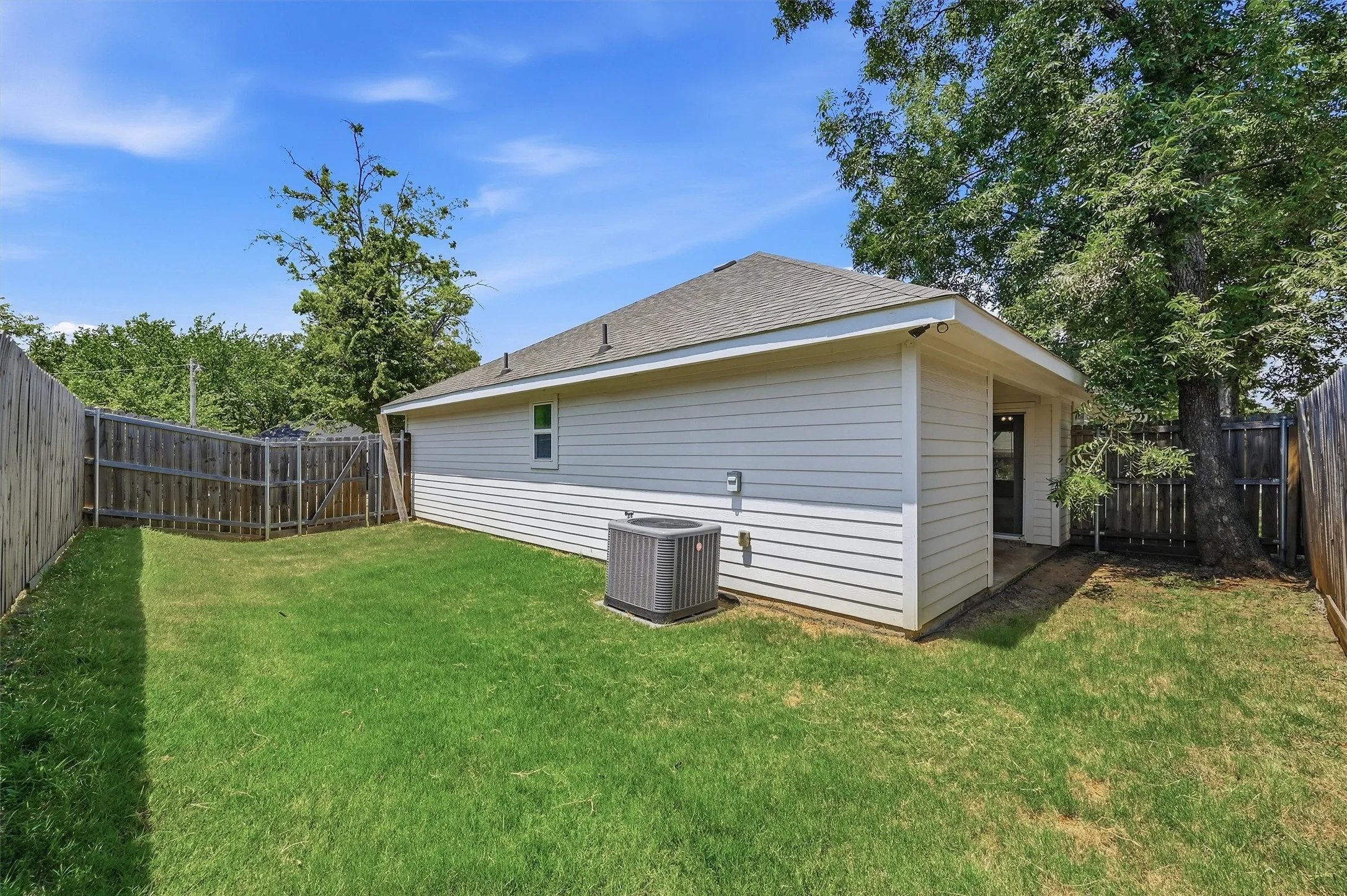 Single Family Residence For Rent in Grayson County , 104 S Jordan Street, Whitesboro, Texas 76273, 3 Bedroom, 2 Bathroom, 2 Garage spaces, 1,545 Sqft, built in 2021, mls#21405531, Real Estate Agent in Whitesboro, Homes For Rent in Grayson county, Homes For Rent in Whitesboro, Realtor in Whitesboro Texas, Real Estate Brokerage Independent Realty Texas, Luminita Cordes Realtor