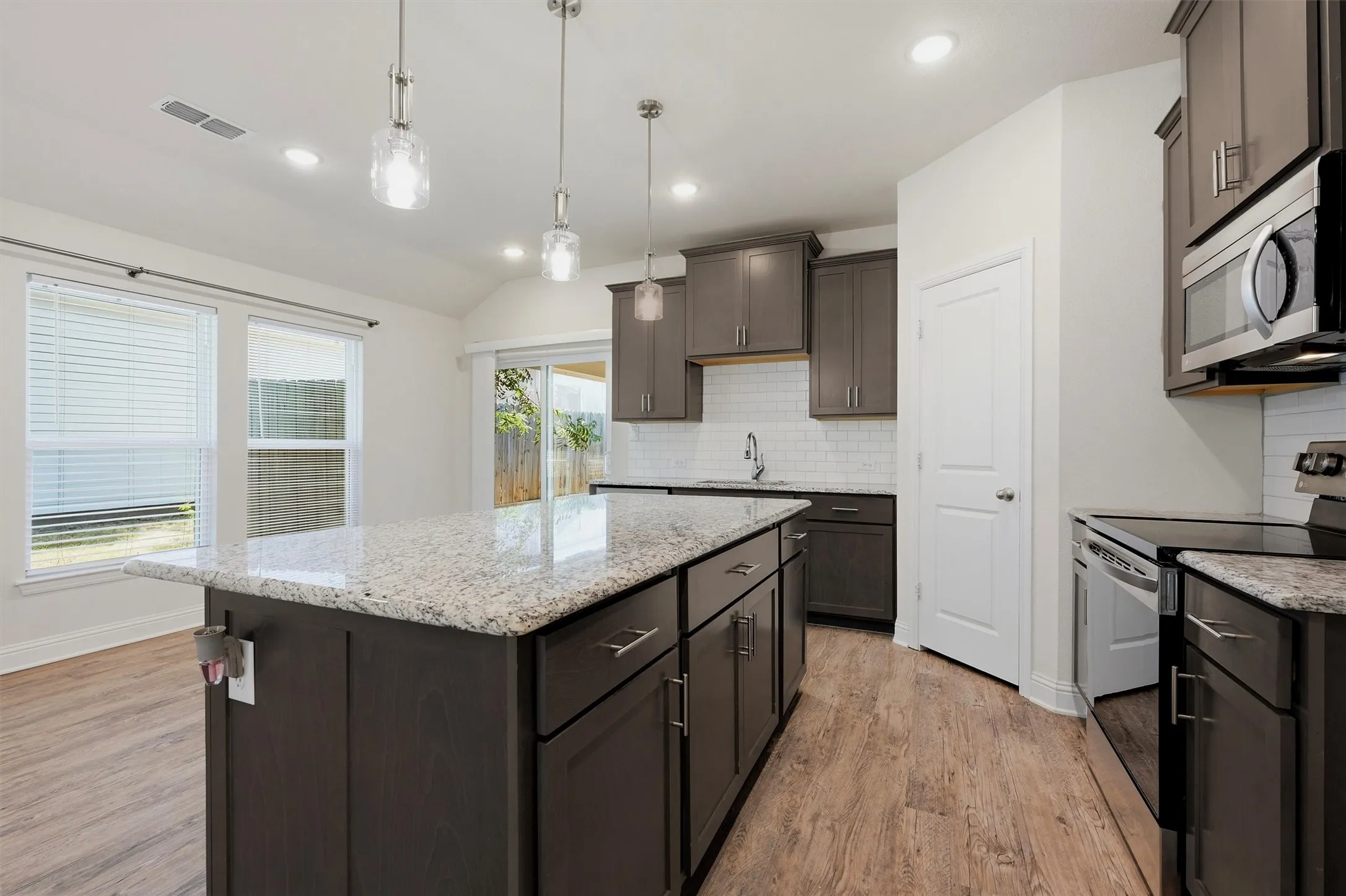 Single Family Residence For Rent in Grayson County , 104 S Jordan Street, Whitesboro, Texas 76273, 3 Bedroom, 2 Bathroom, 2 Garage spaces, 1,545 Sqft, built in 2021, mls#21405531, Real Estate Agent in Whitesboro, Homes For Rent in Grayson county, Homes For Rent in Whitesboro, Realtor in Whitesboro Texas, Real Estate Brokerage Independent Realty Texas, Luminita Cordes Realtor