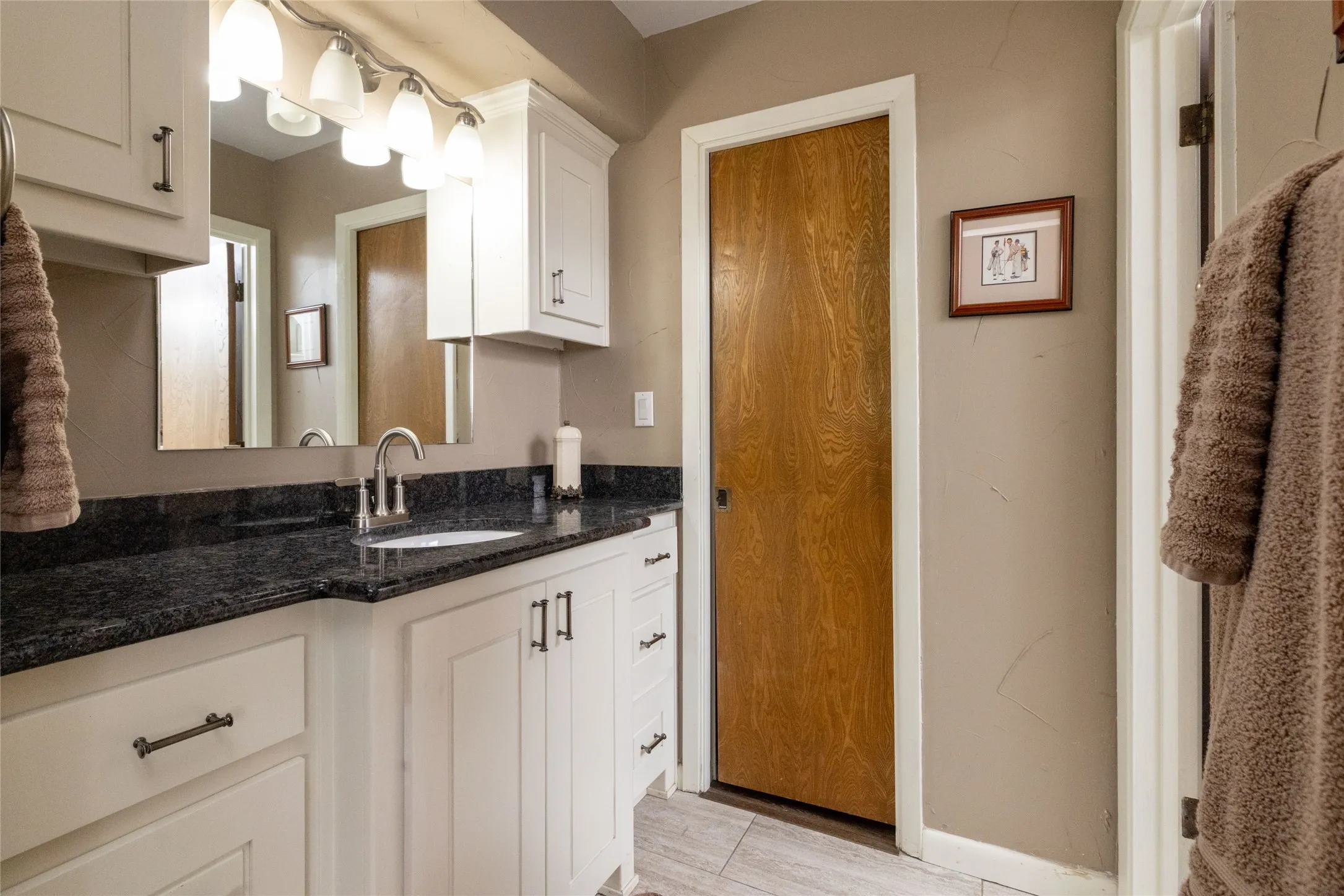 Single Family Residence For Sale in Wise County , 304 Lakeview Drive, Runaway Bay, Texas 76426, 3 Bedroom, 2 Bathroom, 2 Garage spaces, 2,537 Sqft, built in 1975, mls#21405235, Real Estate Agent in Runaway Bay, Homes For Sale in Wise county, Homes For Sale in Runaway Bay, Realtor in Runaway Bay Texas, Real Estate Brokerage Independent Realty Texas, Luminita Cordes Realtor