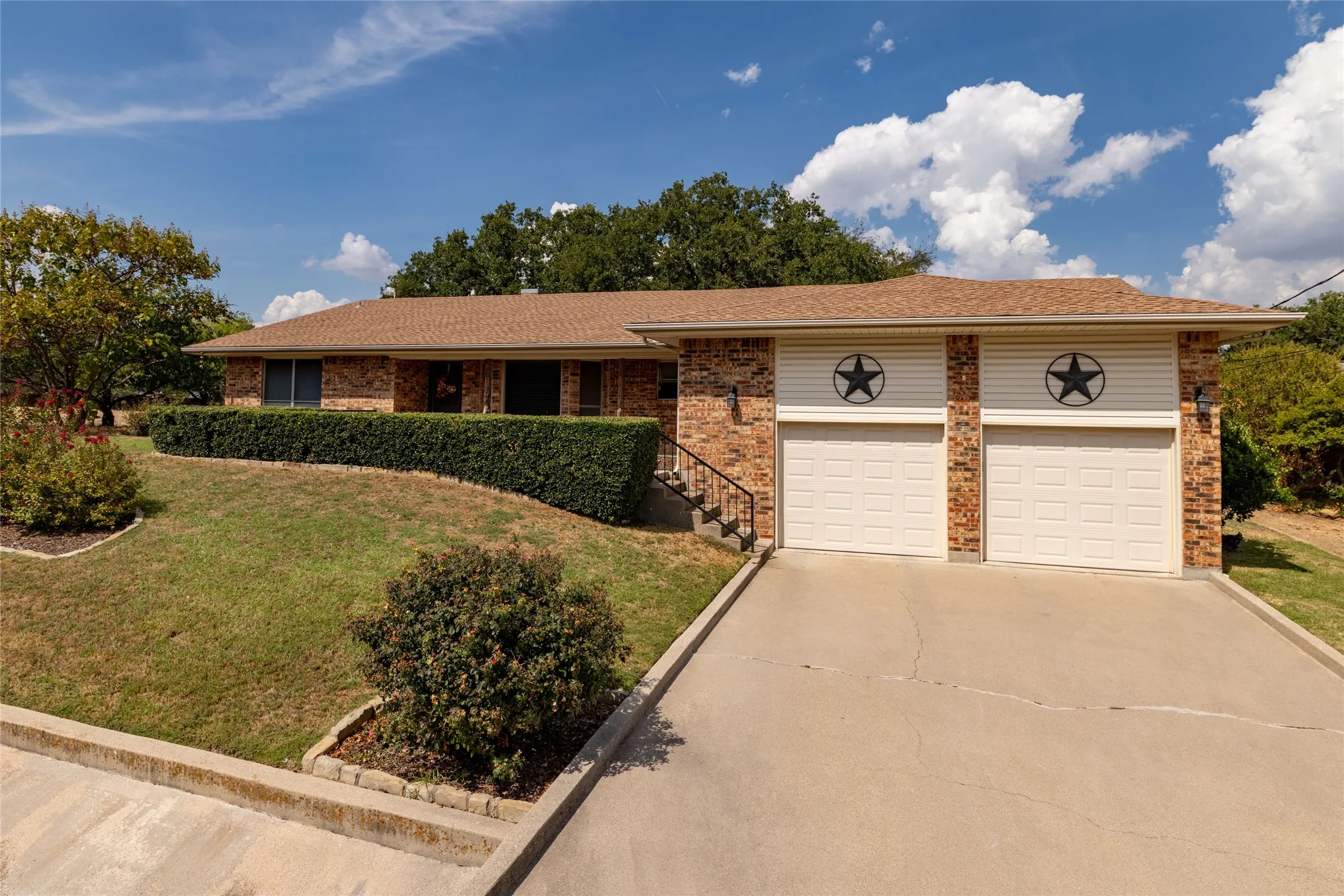 Single Family Residence For Sale in Wise County , 304 Lakeview Drive, Runaway Bay, Texas 76426, 3 Bedroom, 2 Bathroom, 2 Garage spaces, 2,537 Sqft, built in 1975, mls#21405235, Real Estate Agent in Runaway Bay, Homes For Sale in Wise county, Homes For Sale in Runaway Bay, Realtor in Runaway Bay Texas, Real Estate Brokerage Independent Realty Texas, Luminita Cordes Realtor