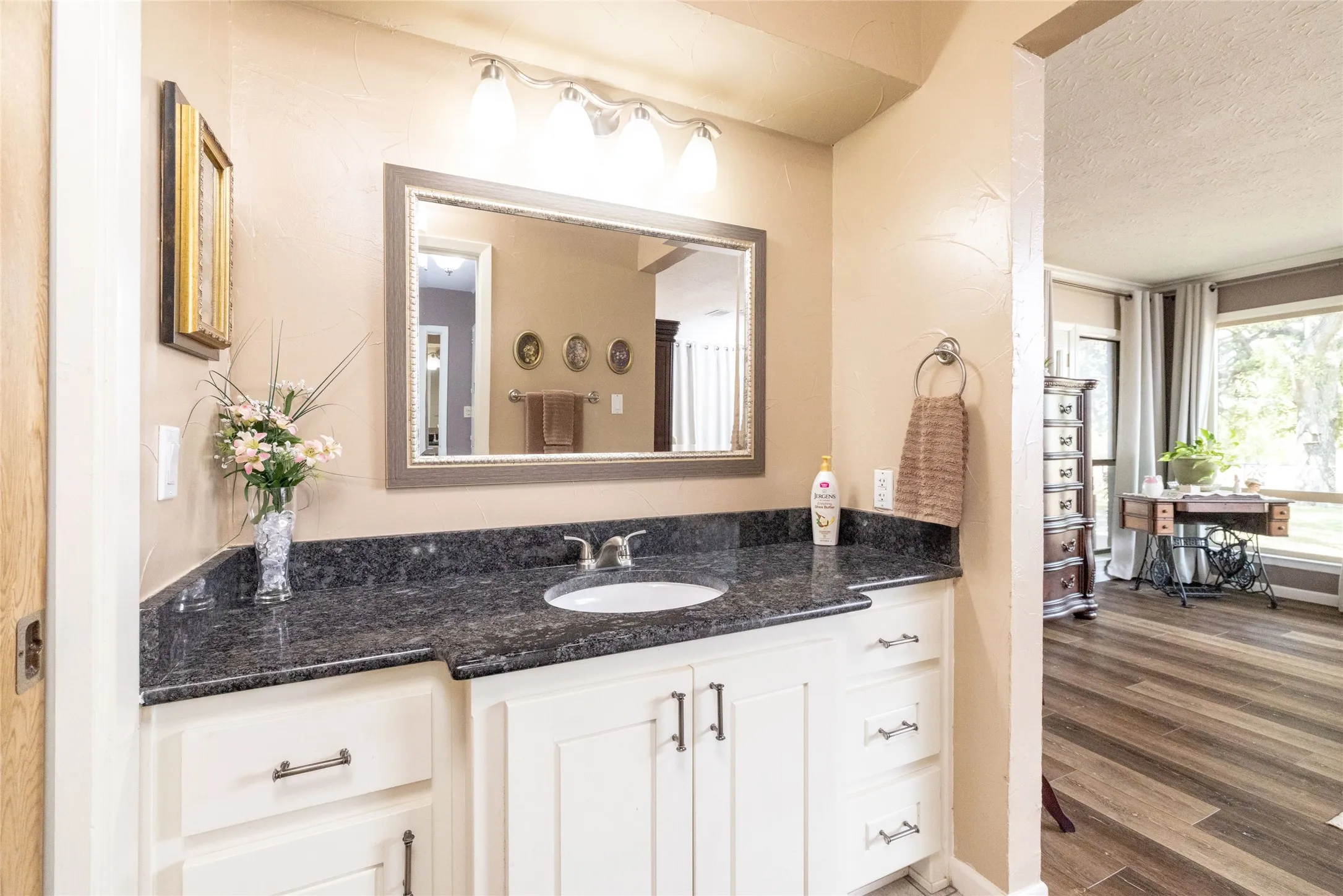 Single Family Residence For Sale in Wise County , 304 Lakeview Drive, Runaway Bay, Texas 76426, 3 Bedroom, 2 Bathroom, 2 Garage spaces, 2,537 Sqft, built in 1975, mls#21405235, Real Estate Agent in Runaway Bay, Homes For Sale in Wise county, Homes For Sale in Runaway Bay, Realtor in Runaway Bay Texas, Real Estate Brokerage Independent Realty Texas, Luminita Cordes Realtor