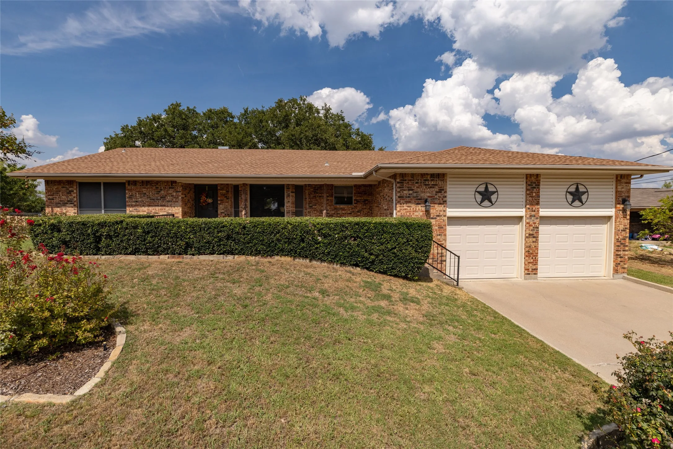 Single Family Residence For Sale in Wise County , 304 Lakeview Drive, Runaway Bay, Texas 76426, 3 Bedroom, 2 Bathroom, 2 Garage spaces, 2,537 Sqft, built in 1975, mls#21405235, Real Estate Agent in Runaway Bay, Homes For Sale in Wise county, Homes For Sale in Runaway Bay, Realtor in Runaway Bay Texas, Real Estate Brokerage Independent Realty Texas, Luminita Cordes Realtor