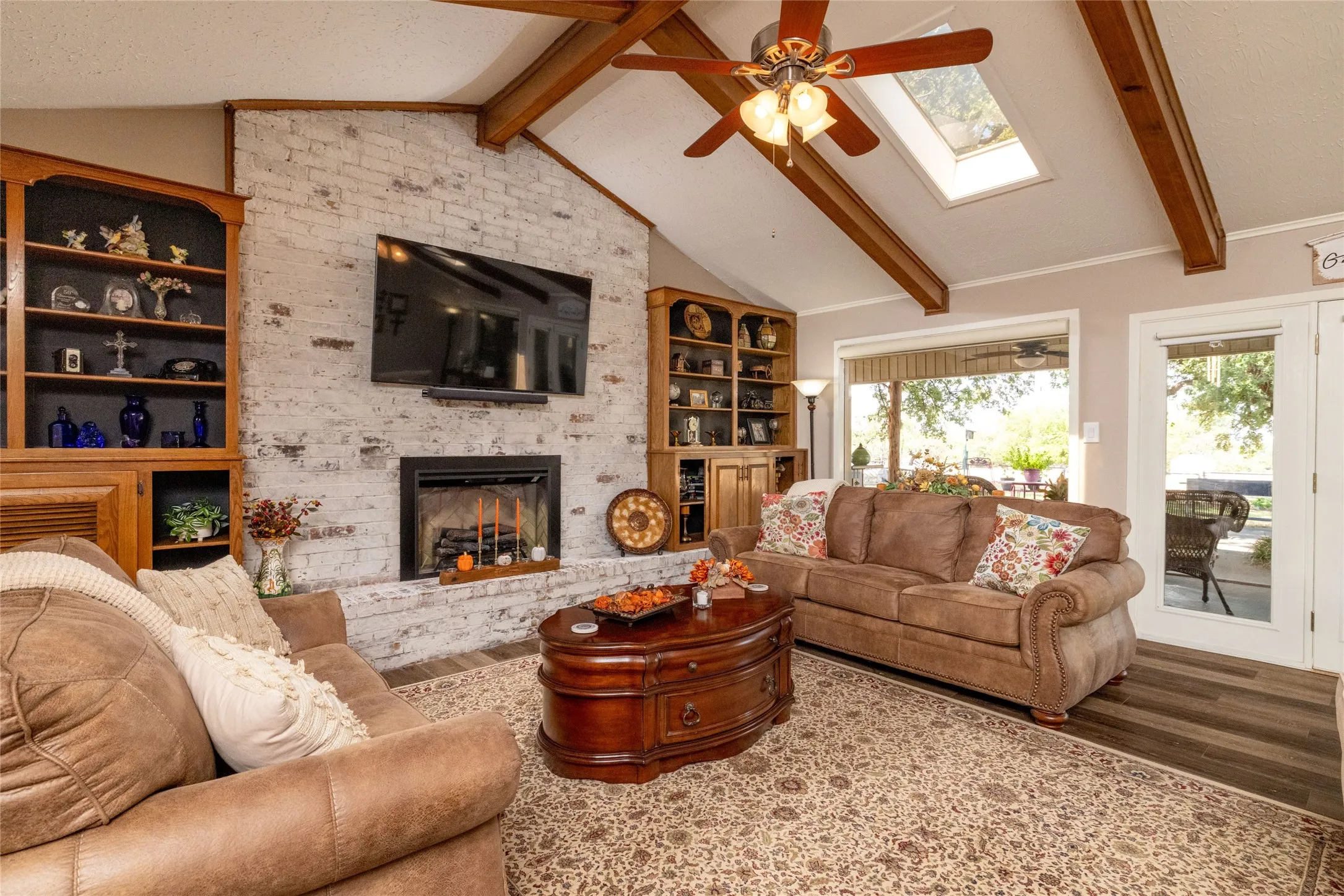 Single Family Residence For Sale in Wise County , 304 Lakeview Drive, Runaway Bay, Texas 76426, 3 Bedroom, 2 Bathroom, 2 Garage spaces, 2,537 Sqft, built in 1975, mls#21405235, Real Estate Agent in Runaway Bay, Homes For Sale in Wise county, Homes For Sale in Runaway Bay, Realtor in Runaway Bay Texas, Real Estate Brokerage Independent Realty Texas, Luminita Cordes Realtor