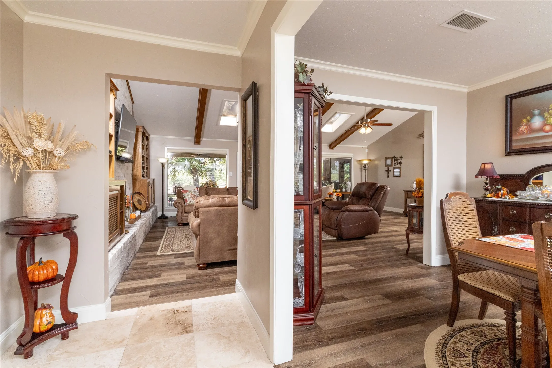 Single Family Residence For Sale in Wise County , 304 Lakeview Drive, Runaway Bay, Texas 76426, 3 Bedroom, 2 Bathroom, 2 Garage spaces, 2,537 Sqft, built in 1975, mls#21405235, Real Estate Agent in Runaway Bay, Homes For Sale in Wise county, Homes For Sale in Runaway Bay, Realtor in Runaway Bay Texas, Real Estate Brokerage Independent Realty Texas, Luminita Cordes Realtor