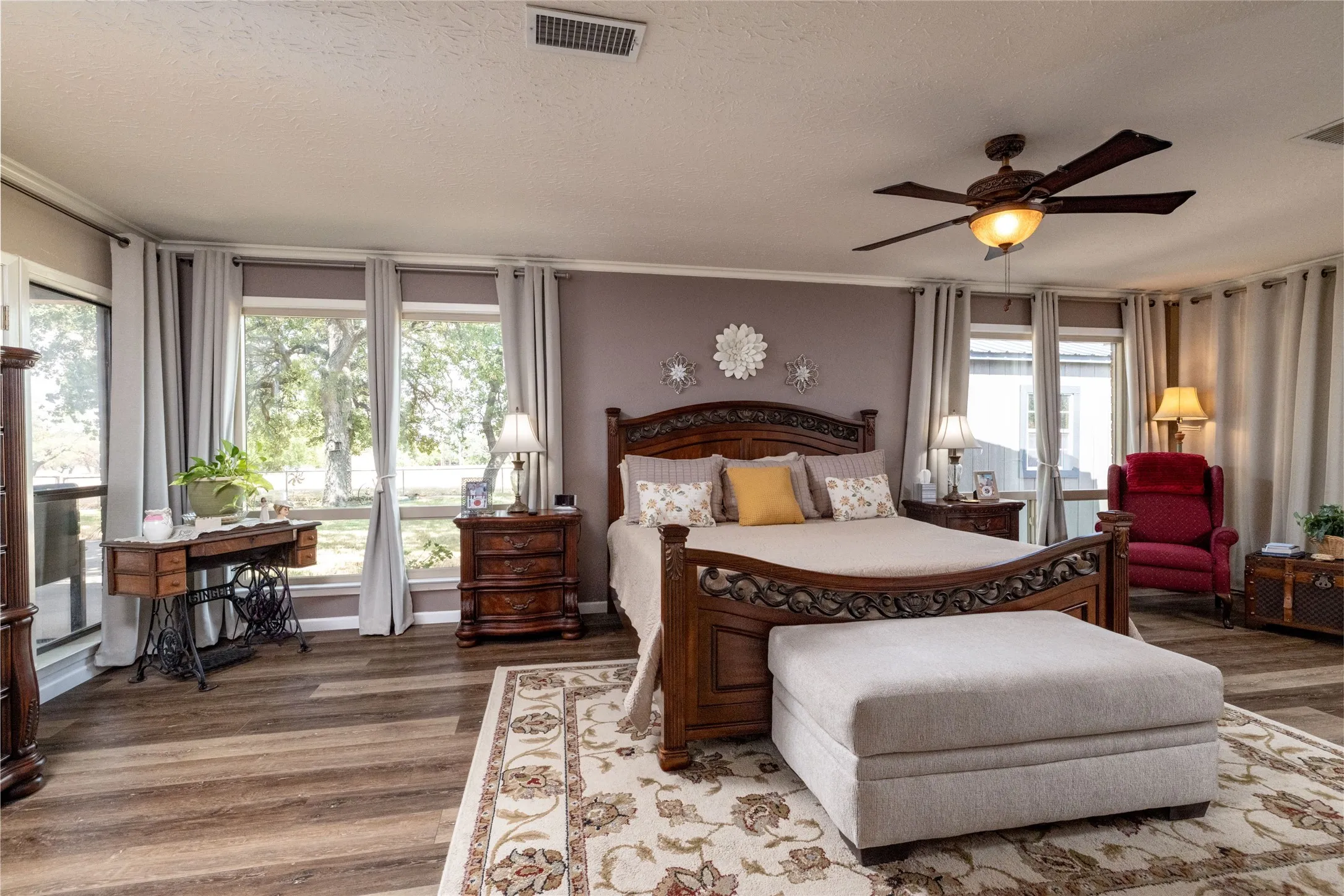 Single Family Residence For Sale in Wise County , 304 Lakeview Drive, Runaway Bay, Texas 76426, 3 Bedroom, 2 Bathroom, 2 Garage spaces, 2,537 Sqft, built in 1975, mls#21405235, Real Estate Agent in Runaway Bay, Homes For Sale in Wise county, Homes For Sale in Runaway Bay, Realtor in Runaway Bay Texas, Real Estate Brokerage Independent Realty Texas, Luminita Cordes Realtor