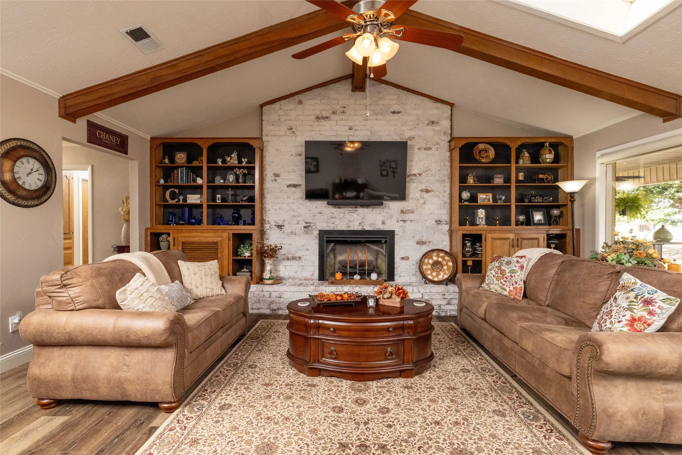 Single Family Residence For Sale in Wise County , 304 Lakeview Drive, Runaway Bay, Texas 76426, 3 Bedroom, 2 Bathroom, 2 Garage spaces, 2,537 Sqft, built in 1975, mls#21405235, Real Estate Agent in Runaway Bay, Homes For Sale in Wise county, Homes For Sale in Runaway Bay, Realtor in Runaway Bay Texas, Real Estate Brokerage Independent Realty Texas, Luminita Cordes Realtor