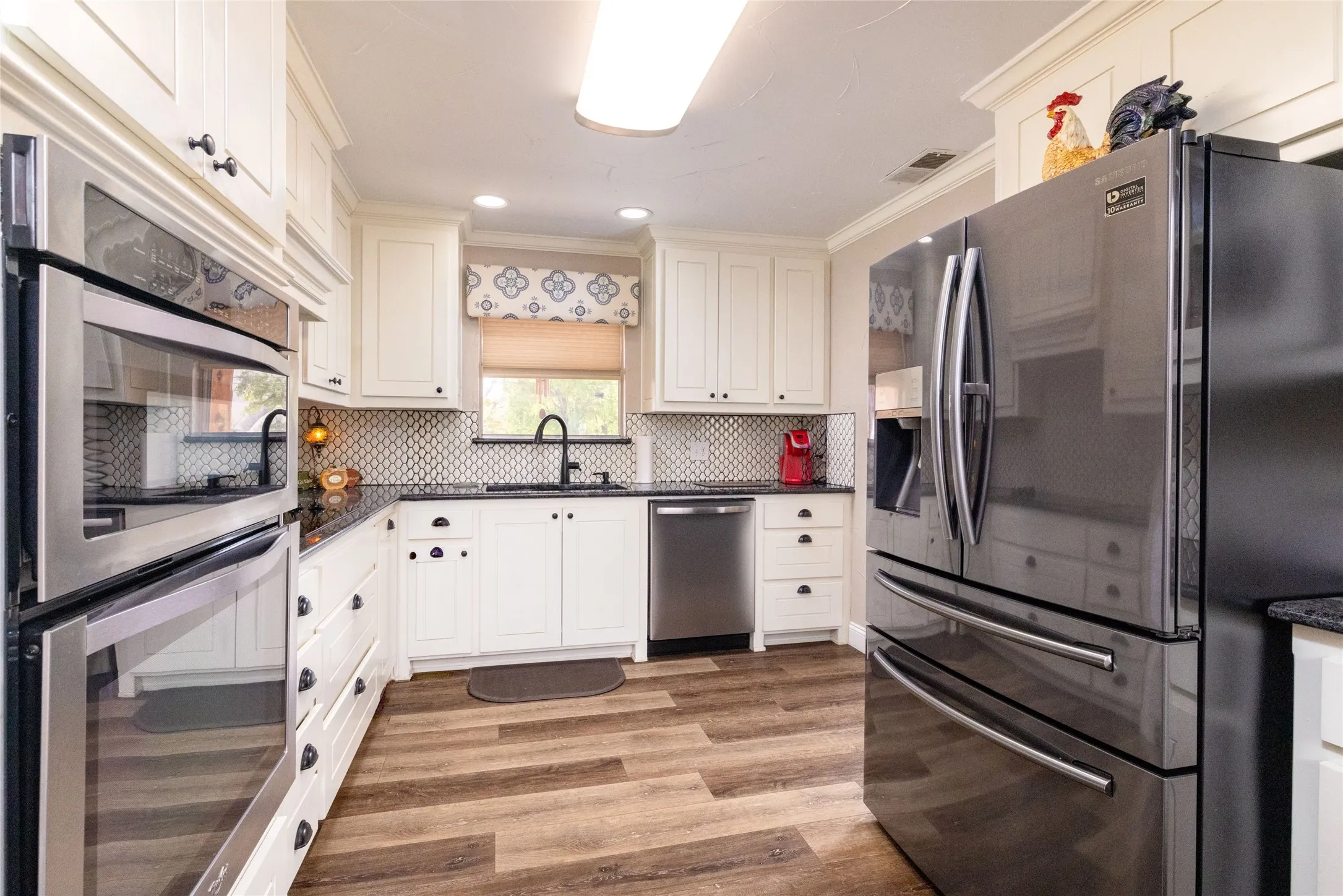 Single Family Residence For Sale in Wise County , 304 Lakeview Drive, Runaway Bay, Texas 76426, 3 Bedroom, 2 Bathroom, 2 Garage spaces, 2,537 Sqft, built in 1975, mls#21405235, Real Estate Agent in Runaway Bay, Homes For Sale in Wise county, Homes For Sale in Runaway Bay, Realtor in Runaway Bay Texas, Real Estate Brokerage Independent Realty Texas, Luminita Cordes Realtor