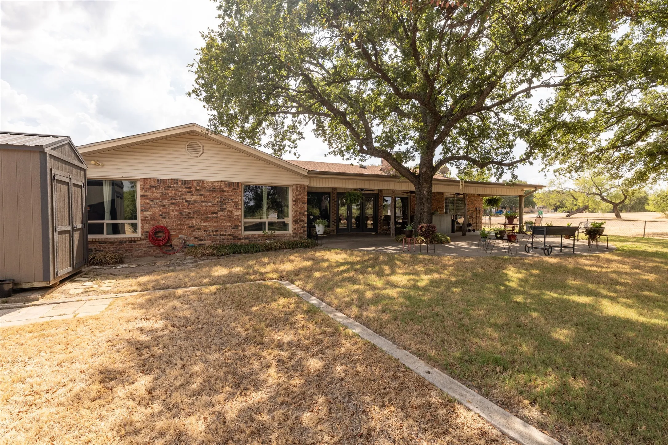 Single Family Residence For Sale in Wise County , 304 Lakeview Drive, Runaway Bay, Texas 76426, 3 Bedroom, 2 Bathroom, 2 Garage spaces, 2,537 Sqft, built in 1975, mls#21405235, Real Estate Agent in Runaway Bay, Homes For Sale in Wise county, Homes For Sale in Runaway Bay, Realtor in Runaway Bay Texas, Real Estate Brokerage Independent Realty Texas, Luminita Cordes Realtor