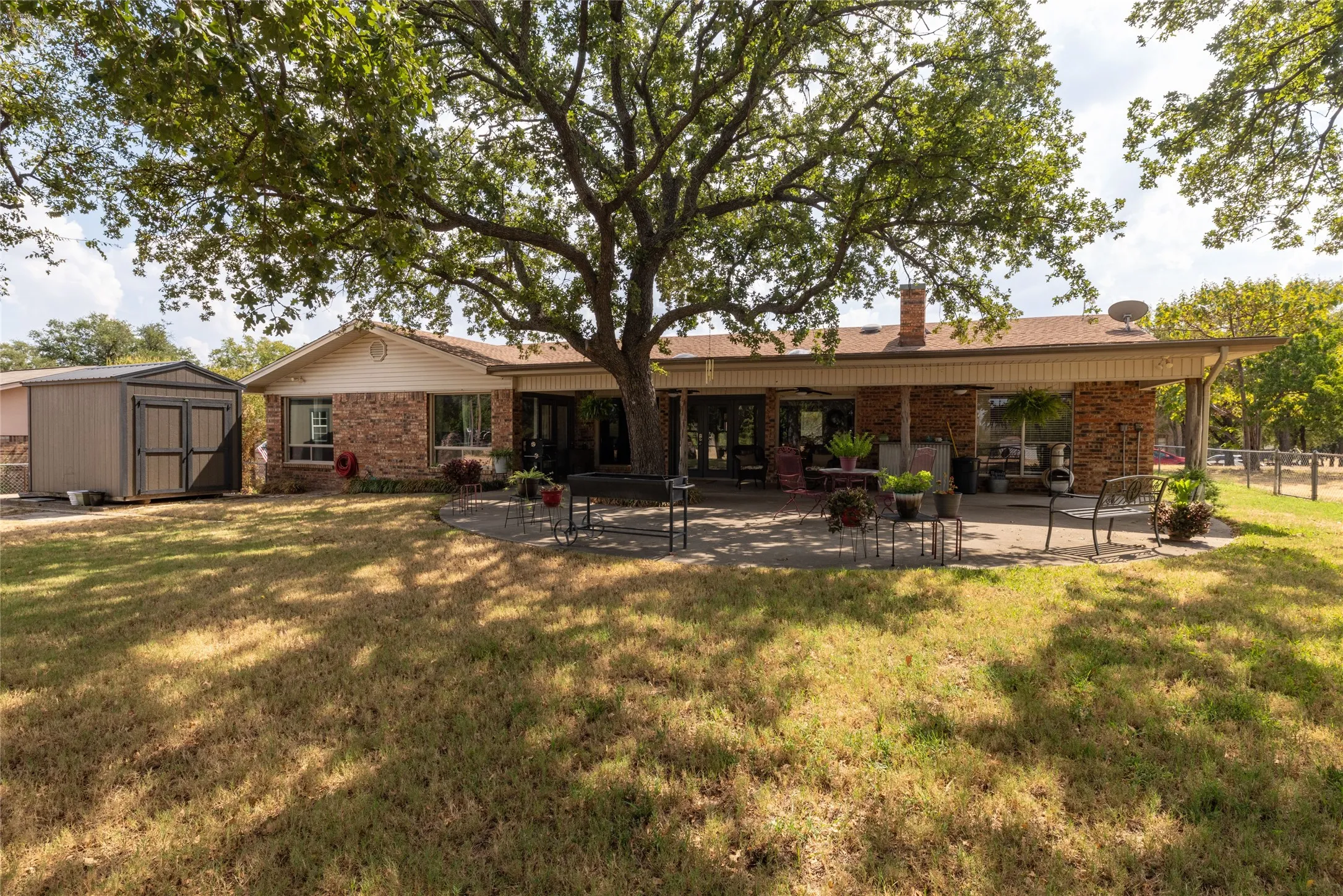 Single Family Residence For Sale in Wise County , 304 Lakeview Drive, Runaway Bay, Texas 76426, 3 Bedroom, 2 Bathroom, 2 Garage spaces, 2,537 Sqft, built in 1975, mls#21405235, Real Estate Agent in Runaway Bay, Homes For Sale in Wise county, Homes For Sale in Runaway Bay, Realtor in Runaway Bay Texas, Real Estate Brokerage Independent Realty Texas, Luminita Cordes Realtor