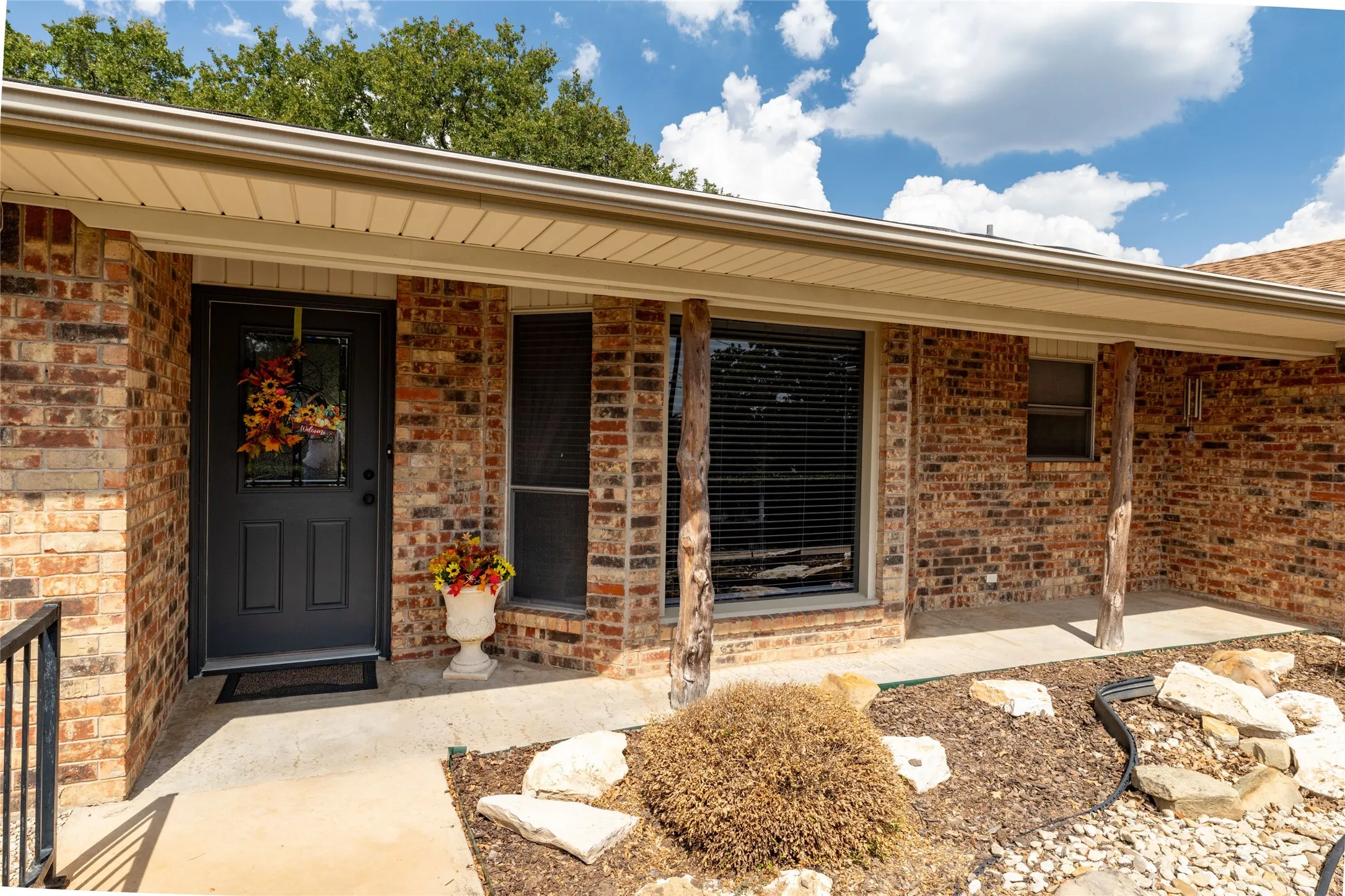Single Family Residence For Sale in Wise County , 304 Lakeview Drive, Runaway Bay, Texas 76426, 3 Bedroom, 2 Bathroom, 2 Garage spaces, 2,537 Sqft, built in 1975, mls#21405235, Real Estate Agent in Runaway Bay, Homes For Sale in Wise county, Homes For Sale in Runaway Bay, Realtor in Runaway Bay Texas, Real Estate Brokerage Independent Realty Texas, Luminita Cordes Realtor