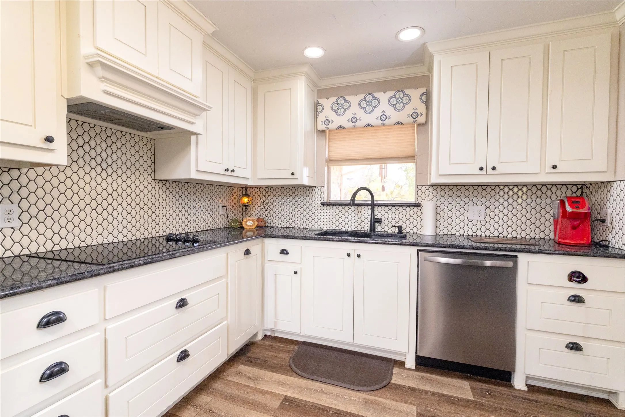 Single Family Residence For Sale in Wise County , 304 Lakeview Drive, Runaway Bay, Texas 76426, 3 Bedroom, 2 Bathroom, 2 Garage spaces, 2,537 Sqft, built in 1975, mls#21405235, Real Estate Agent in Runaway Bay, Homes For Sale in Wise county, Homes For Sale in Runaway Bay, Realtor in Runaway Bay Texas, Real Estate Brokerage Independent Realty Texas, Luminita Cordes Realtor