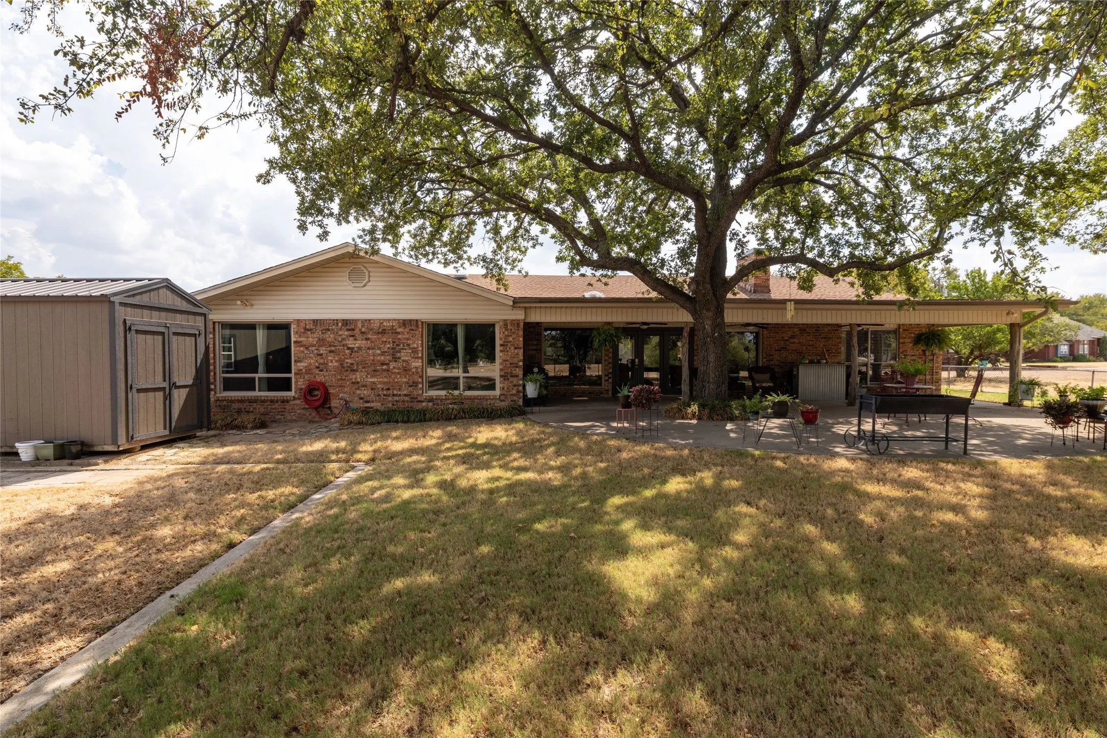 Single Family Residence For Sale in Wise County , 304 Lakeview Drive, Runaway Bay, Texas 76426, 3 Bedroom, 2 Bathroom, 2 Garage spaces, 2,537 Sqft, built in 1975, mls#21405235, Real Estate Agent in Runaway Bay, Homes For Sale in Wise county, Homes For Sale in Runaway Bay, Realtor in Runaway Bay Texas, Real Estate Brokerage Independent Realty Texas, Luminita Cordes Realtor