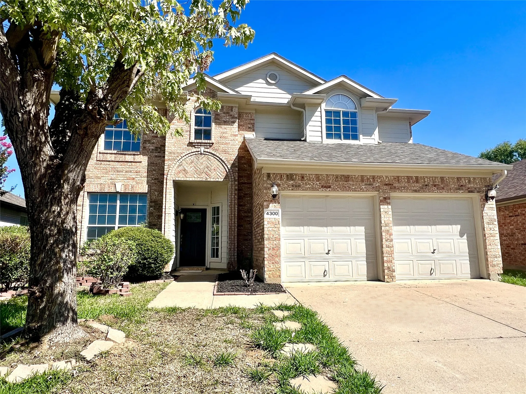 Single Family Residence For Sale in Tarrant County , 4300 Stone Hollow Way, Fort Worth, Texas 76040, 4 Bedroom, 3 Bathroom, 2 Garage spaces, 2,194 Sqft, built in 1995, mls#21404237, Real Estate Agent in Fort Worth, Homes For Sale in Tarrant county, Homes For Sale in Fort Worth, Realtor in Fort Worth Texas, Real Estate Brokerage Independent Realty Texas, Luminita Cordes Realtor