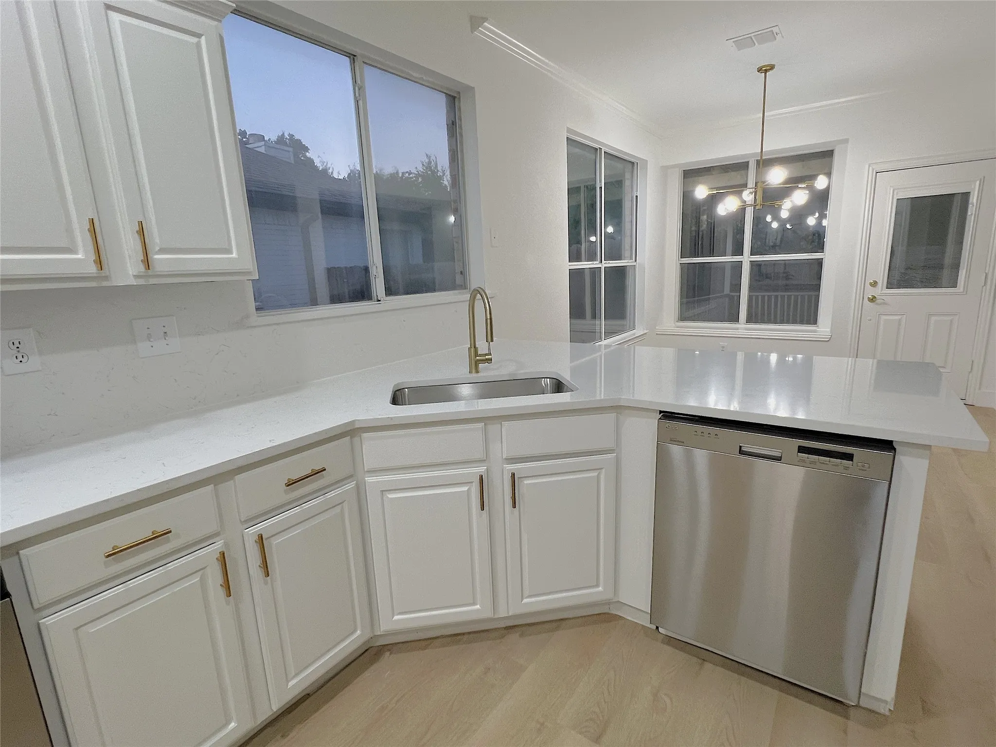 Single Family Residence For Sale in Tarrant County , 4300 Stone Hollow Way, Fort Worth, Texas 76040, 4 Bedroom, 3 Bathroom, 2 Garage spaces, 2,194 Sqft, built in 1995, mls#21404237, Real Estate Agent in Fort Worth, Homes For Sale in Tarrant county, Homes For Sale in Fort Worth, Realtor in Fort Worth Texas, Real Estate Brokerage Independent Realty Texas, Luminita Cordes Realtor