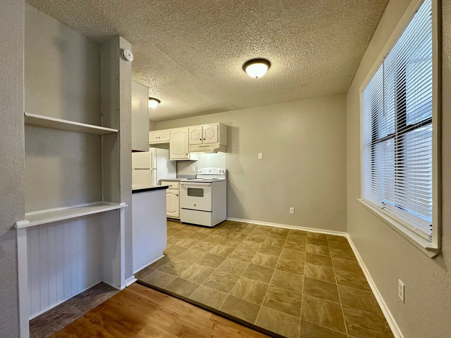 Apartment For Rent in Mc Lennan County , 1421 S 12th Street 112, Waco, Texas 76706, 2 Bedroom, 2 Bathroom, Garage spaces, 832 Sqft, built in 1984, mls#21405539, Real Estate Agent in Waco, Homes For Rent in Mc Lennan county, Homes For Rent in Waco, Realtor in Waco Texas, Real Estate Brokerage Independent Realty Texas, Luminita Cordes Realtor