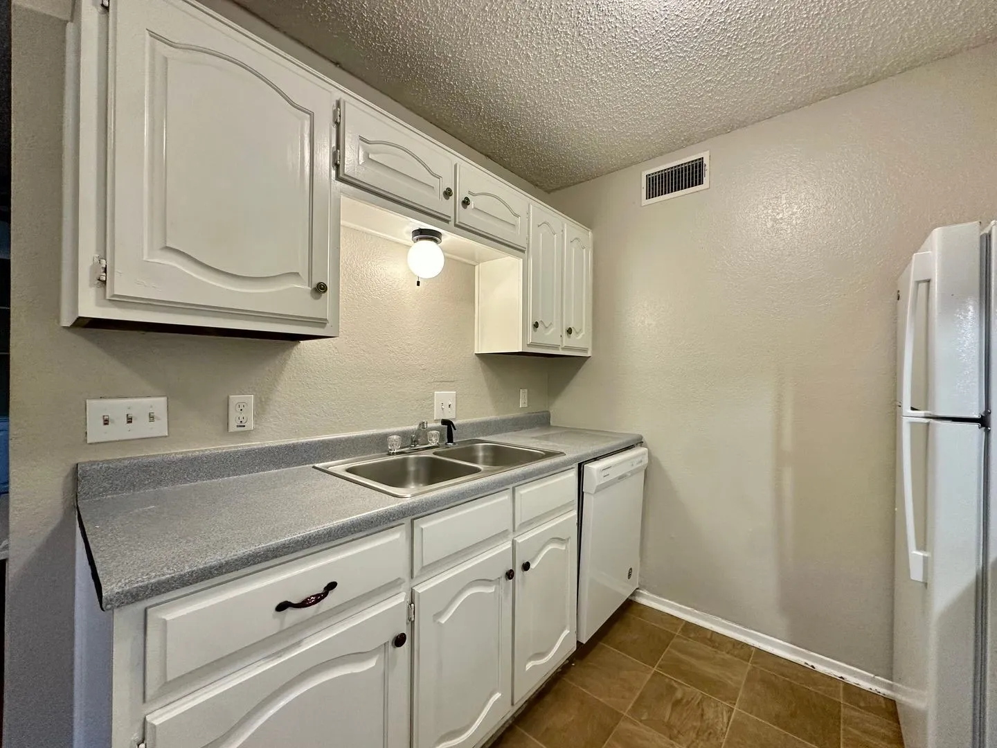 Apartment For Rent in Mc Lennan County , 1421 S 12th Street 112, Waco, Texas 76706, 2 Bedroom, 2 Bathroom, Garage spaces, 832 Sqft, built in 1984, mls#21405539, Real Estate Agent in Waco, Homes For Rent in Mc Lennan county, Homes For Rent in Waco, Realtor in Waco Texas, Real Estate Brokerage Independent Realty Texas, Luminita Cordes Realtor