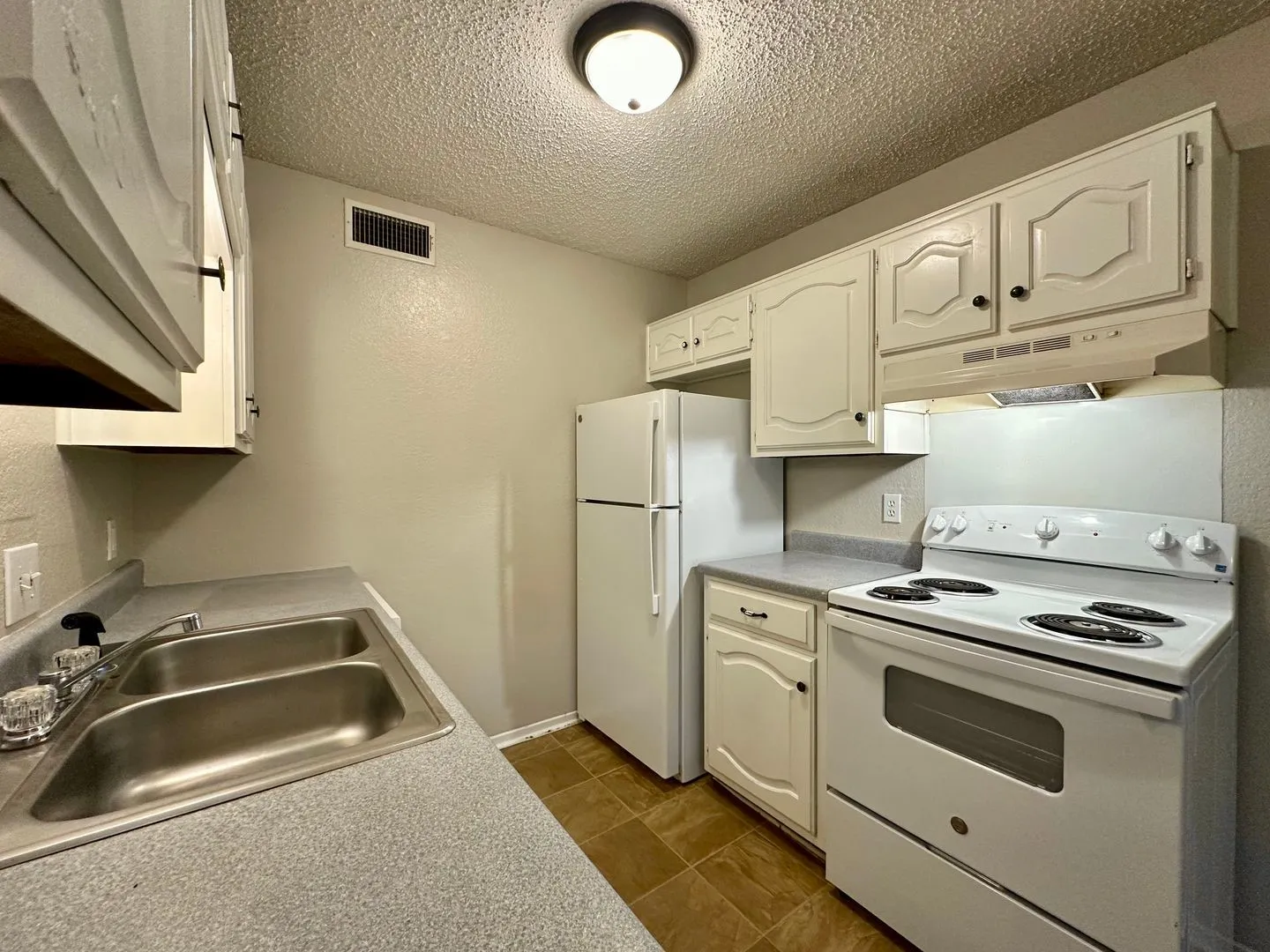 Apartment For Rent in Mc Lennan County , 1421 S 12th Street 112, Waco, Texas 76706, 2 Bedroom, 2 Bathroom, Garage spaces, 832 Sqft, built in 1984, mls#21405539, Real Estate Agent in Waco, Homes For Rent in Mc Lennan county, Homes For Rent in Waco, Realtor in Waco Texas, Real Estate Brokerage Independent Realty Texas, Luminita Cordes Realtor