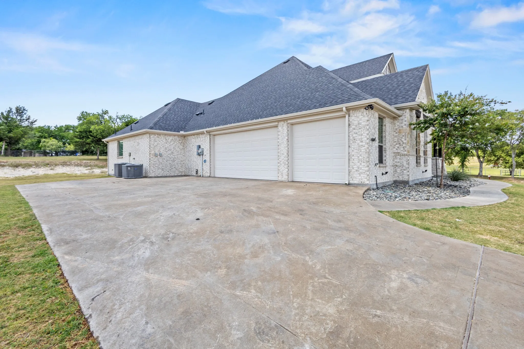 Single Family Residence For Sale in Ellis County , 410 Silo Court, Waxahachie, Texas 75167, 4 Bedroom, 3 Bathroom, 3 Garage spaces, 3,158 Sqft, built in 2022, mls#21405544, Real Estate Agent in Waxahachie, Homes For Sale in Ellis county, Homes For Sale in Waxahachie, Realtor in Waxahachie Texas, Real Estate Brokerage Independent Realty Texas, Luminita Cordes Realtor