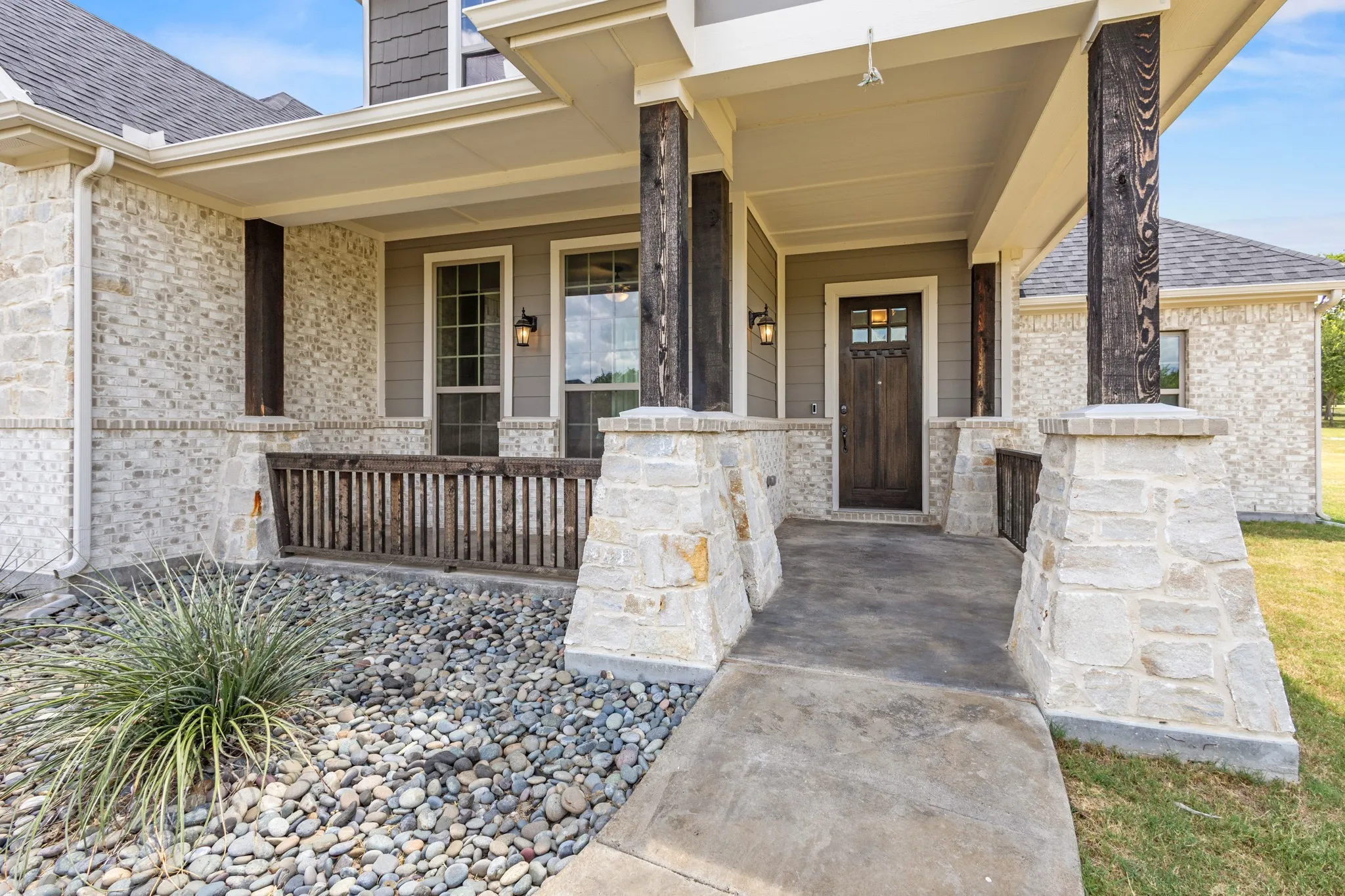 Single Family Residence For Sale in Ellis County , 410 Silo Court, Waxahachie, Texas 75167, 4 Bedroom, 3 Bathroom, 3 Garage spaces, 3,158 Sqft, built in 2022, mls#21405544, Real Estate Agent in Waxahachie, Homes For Sale in Ellis county, Homes For Sale in Waxahachie, Realtor in Waxahachie Texas, Real Estate Brokerage Independent Realty Texas, Luminita Cordes Realtor