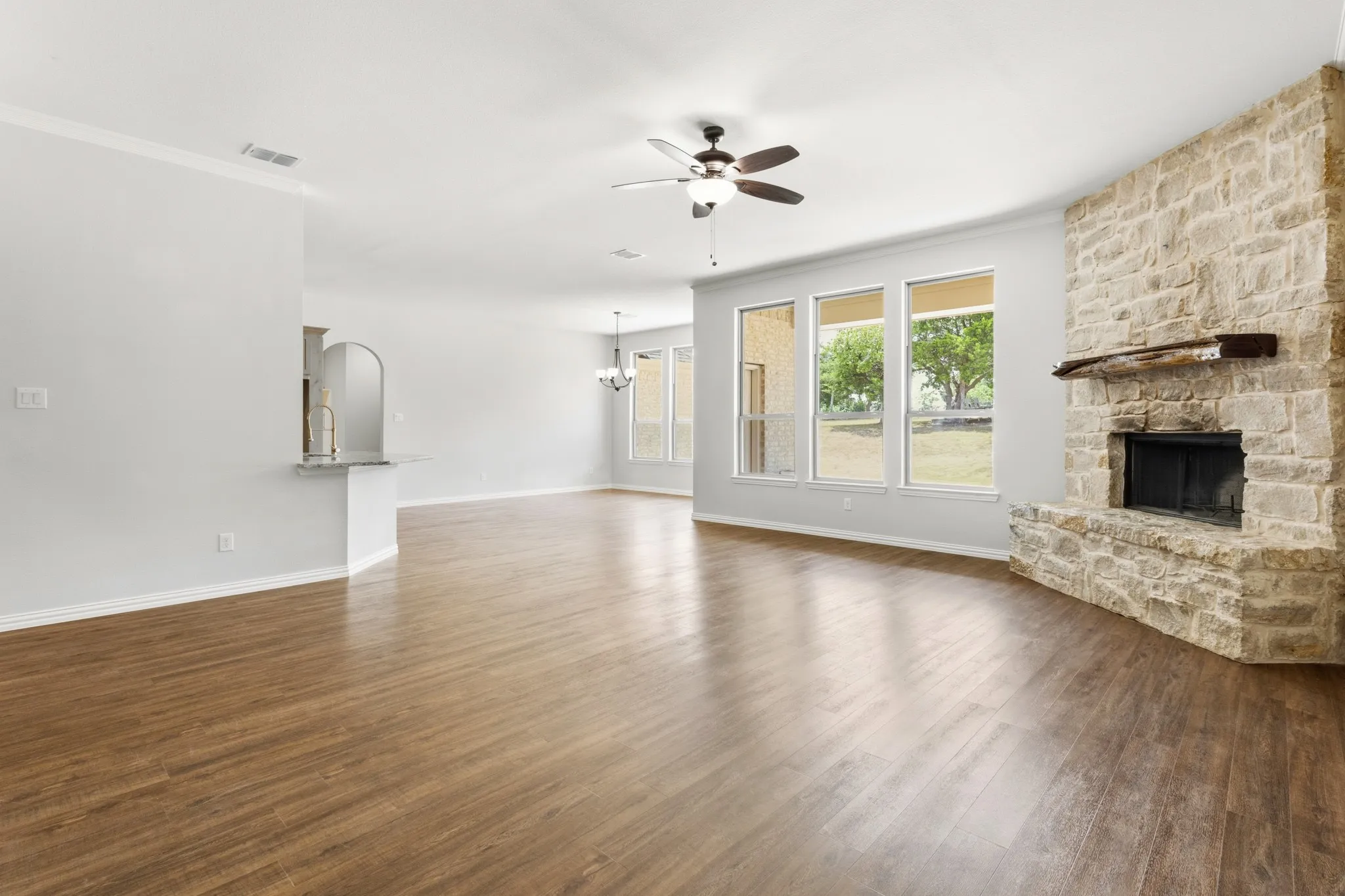 Single Family Residence For Sale in Ellis County , 410 Silo Court, Waxahachie, Texas 75167, 4 Bedroom, 3 Bathroom, 3 Garage spaces, 3,158 Sqft, built in 2022, mls#21405544, Real Estate Agent in Waxahachie, Homes For Sale in Ellis county, Homes For Sale in Waxahachie, Realtor in Waxahachie Texas, Real Estate Brokerage Independent Realty Texas, Luminita Cordes Realtor