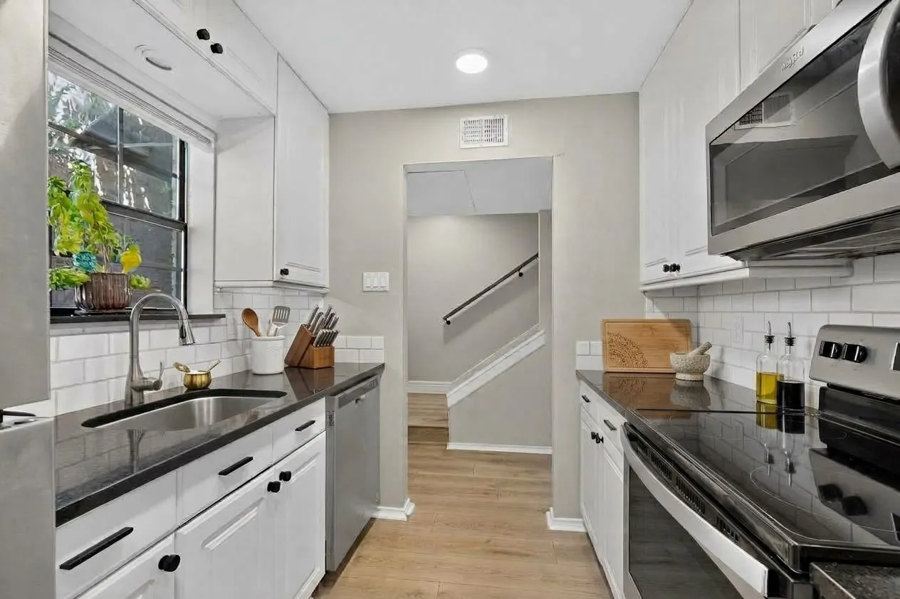 Condominium For Sale in Dallas County , 4030 Rawlins Street E, Dallas, Texas 75219, 2 Bedroom, 2 Bathroom, Garage spaces, 1,008 Sqft, built in 1980, mls#21405519, Real Estate Agent in Dallas, Homes For Sale in Dallas county, Homes For Sale in Dallas, Realtor in Dallas Texas, Real Estate Brokerage Independent Realty Texas, Luminita Cordes Realtor