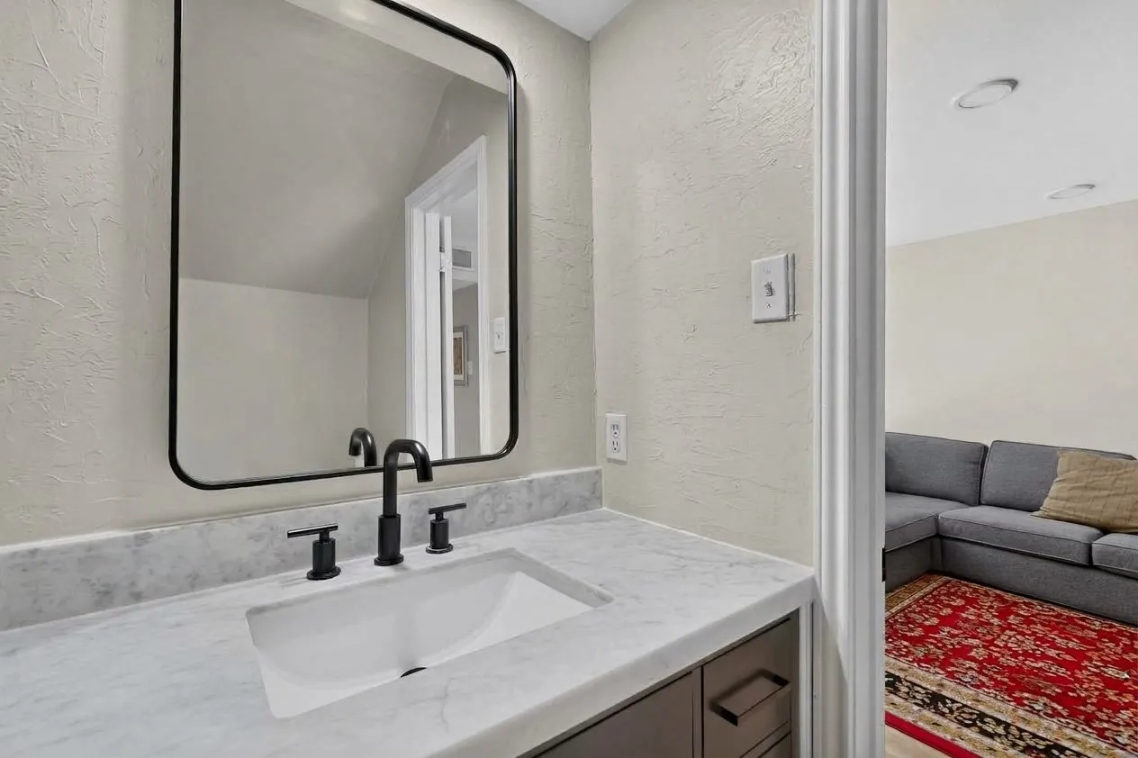 Condominium For Sale in Dallas County , 4030 Rawlins Street E, Dallas, Texas 75219, 2 Bedroom, 2 Bathroom, Garage spaces, 1,008 Sqft, built in 1980, mls#21405519, Real Estate Agent in Dallas, Homes For Sale in Dallas county, Homes For Sale in Dallas, Realtor in Dallas Texas, Real Estate Brokerage Independent Realty Texas, Luminita Cordes Realtor
