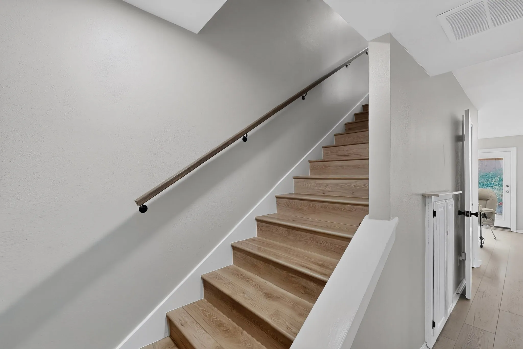 Condominium For Sale in Dallas County , 4030 Rawlins Street E, Dallas, Texas 75219, 2 Bedroom, 2 Bathroom, Garage spaces, 1,008 Sqft, built in 1980, mls#21405519, Real Estate Agent in Dallas, Homes For Sale in Dallas county, Homes For Sale in Dallas, Realtor in Dallas Texas, Real Estate Brokerage Independent Realty Texas, Luminita Cordes Realtor