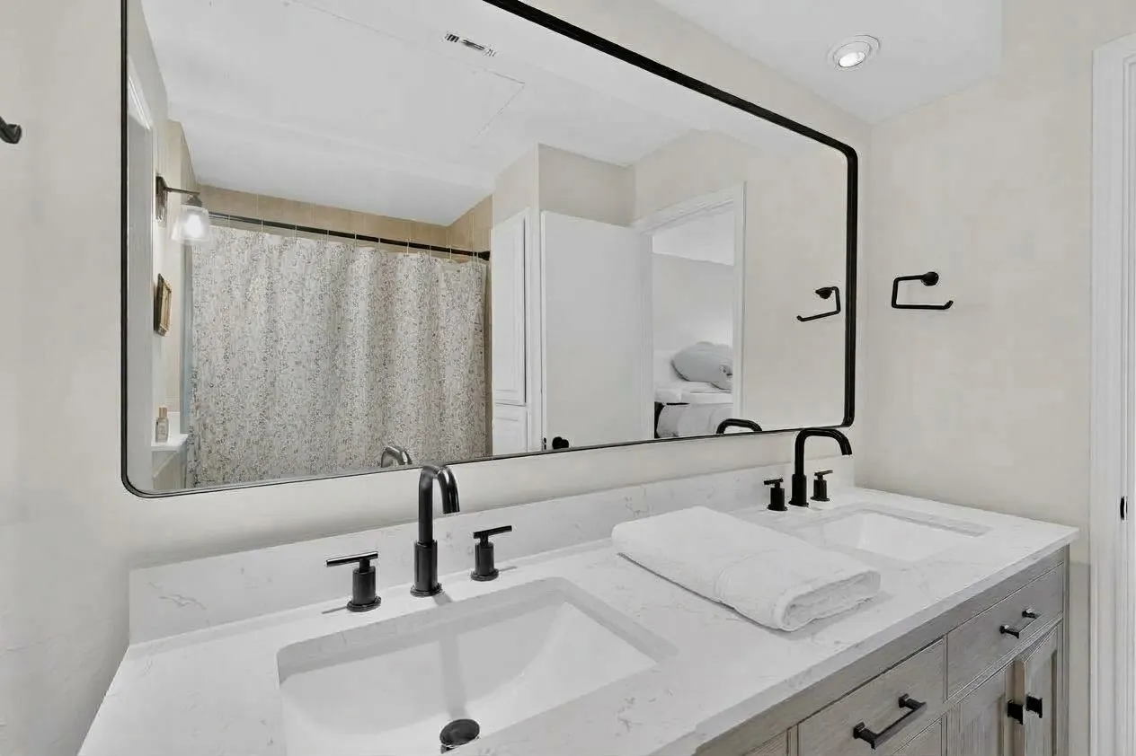Condominium For Sale in Dallas County , 4030 Rawlins Street E, Dallas, Texas 75219, 2 Bedroom, 2 Bathroom, Garage spaces, 1,008 Sqft, built in 1980, mls#21405519, Real Estate Agent in Dallas, Homes For Sale in Dallas county, Homes For Sale in Dallas, Realtor in Dallas Texas, Real Estate Brokerage Independent Realty Texas, Luminita Cordes Realtor