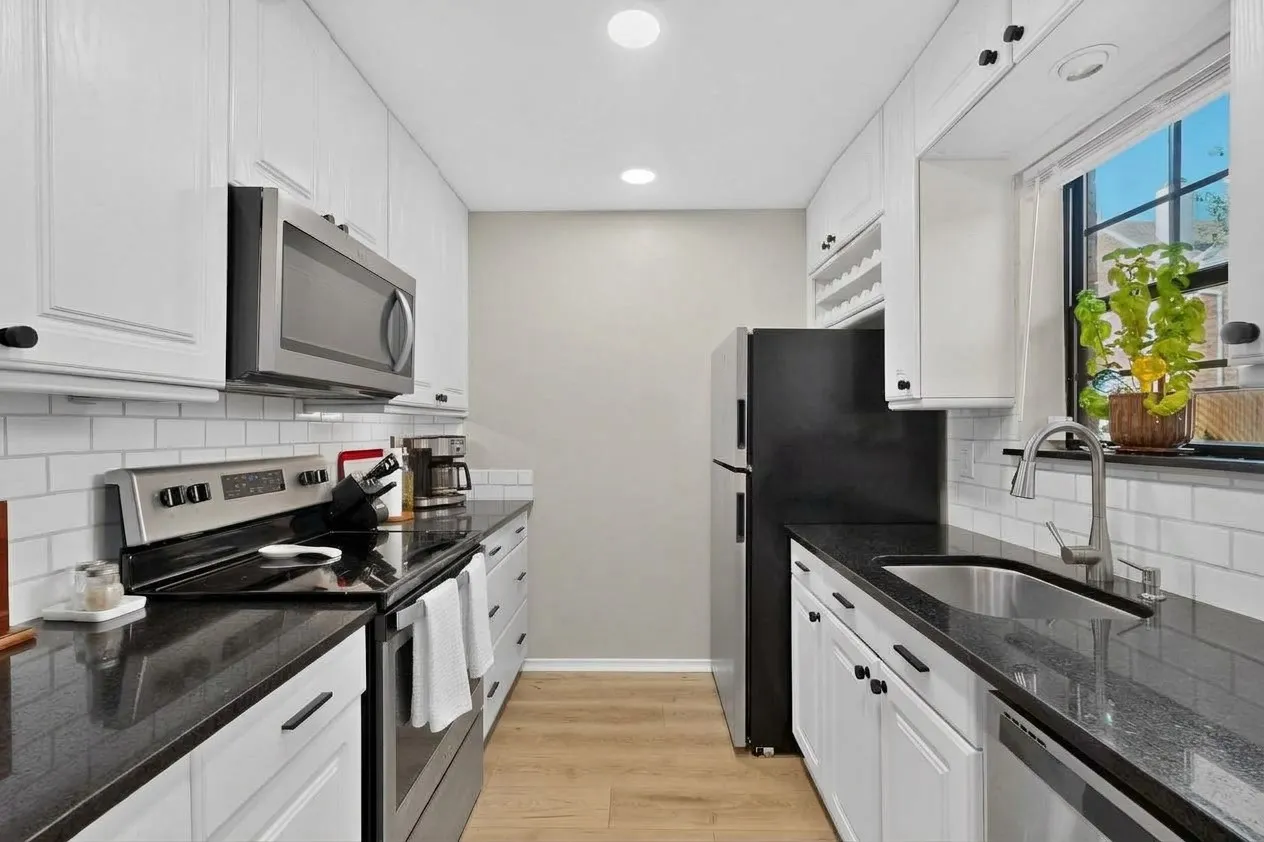 Condominium For Sale in Dallas County , 4030 Rawlins Street E, Dallas, Texas 75219, 2 Bedroom, 2 Bathroom, Garage spaces, 1,008 Sqft, built in 1980, mls#21405519, Real Estate Agent in Dallas, Homes For Sale in Dallas county, Homes For Sale in Dallas, Realtor in Dallas Texas, Real Estate Brokerage Independent Realty Texas, Luminita Cordes Realtor