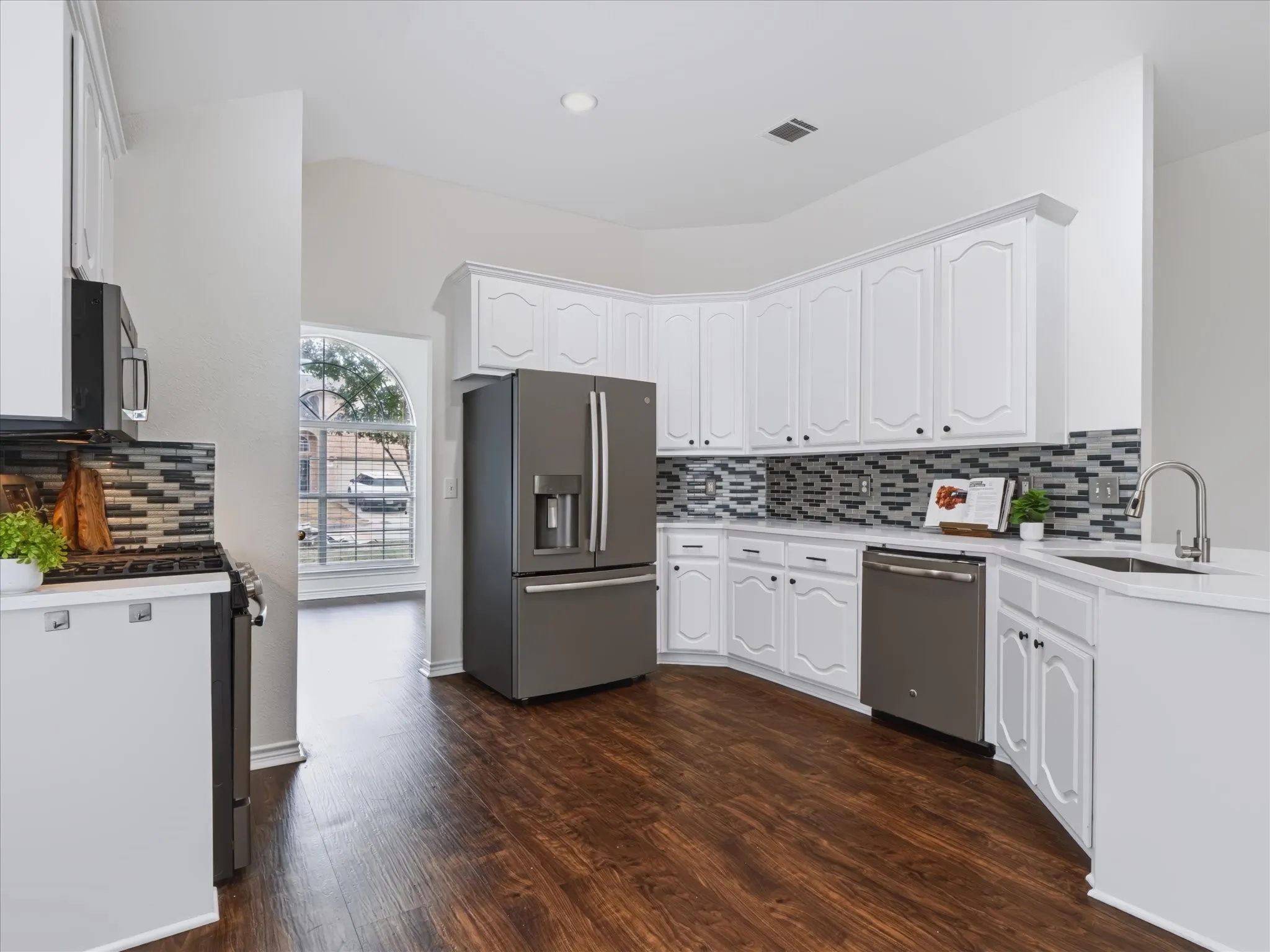 Single Family Residence For Sale in Tarrant County , 4908 Skymeadow Drive, Fort Worth, Texas 76135, 4 Bedroom, 2 Bathroom, 2 Garage spaces, 1,863 Sqft, built in 1999, mls#21397774, Real Estate Agent in Fort Worth, Homes For Sale in Tarrant county, Homes For Sale in Fort Worth, Realtor in Fort Worth Texas, Real Estate Brokerage Independent Realty Texas, Luminita Cordes Realtor